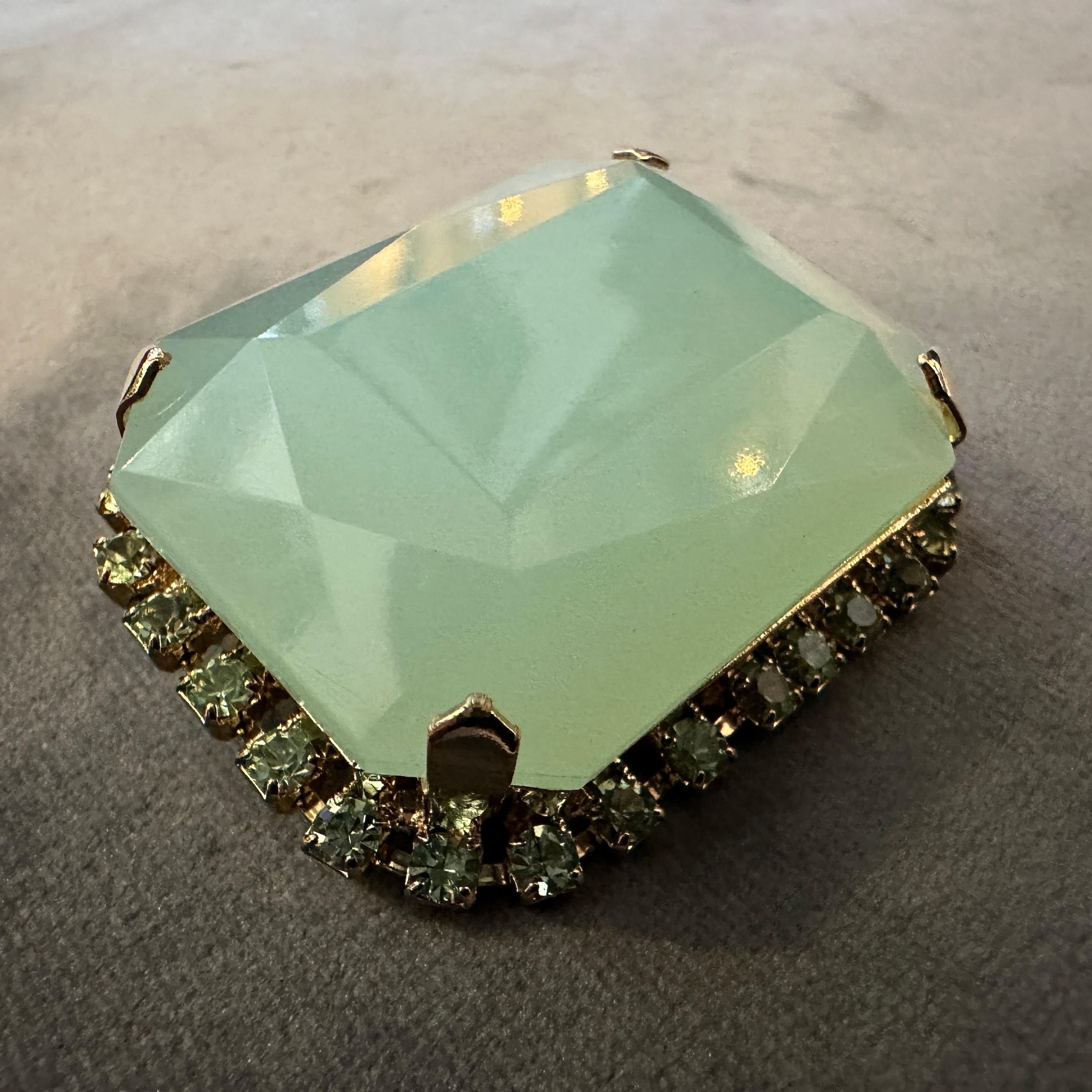 Spilla Coppola & Toppo in resina verde mare e metallo dorato del XXI secolo in vendita 5