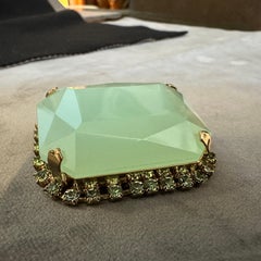 Broche Coppola & Toppo de resina verde mar y metal dorado del siglo XXI