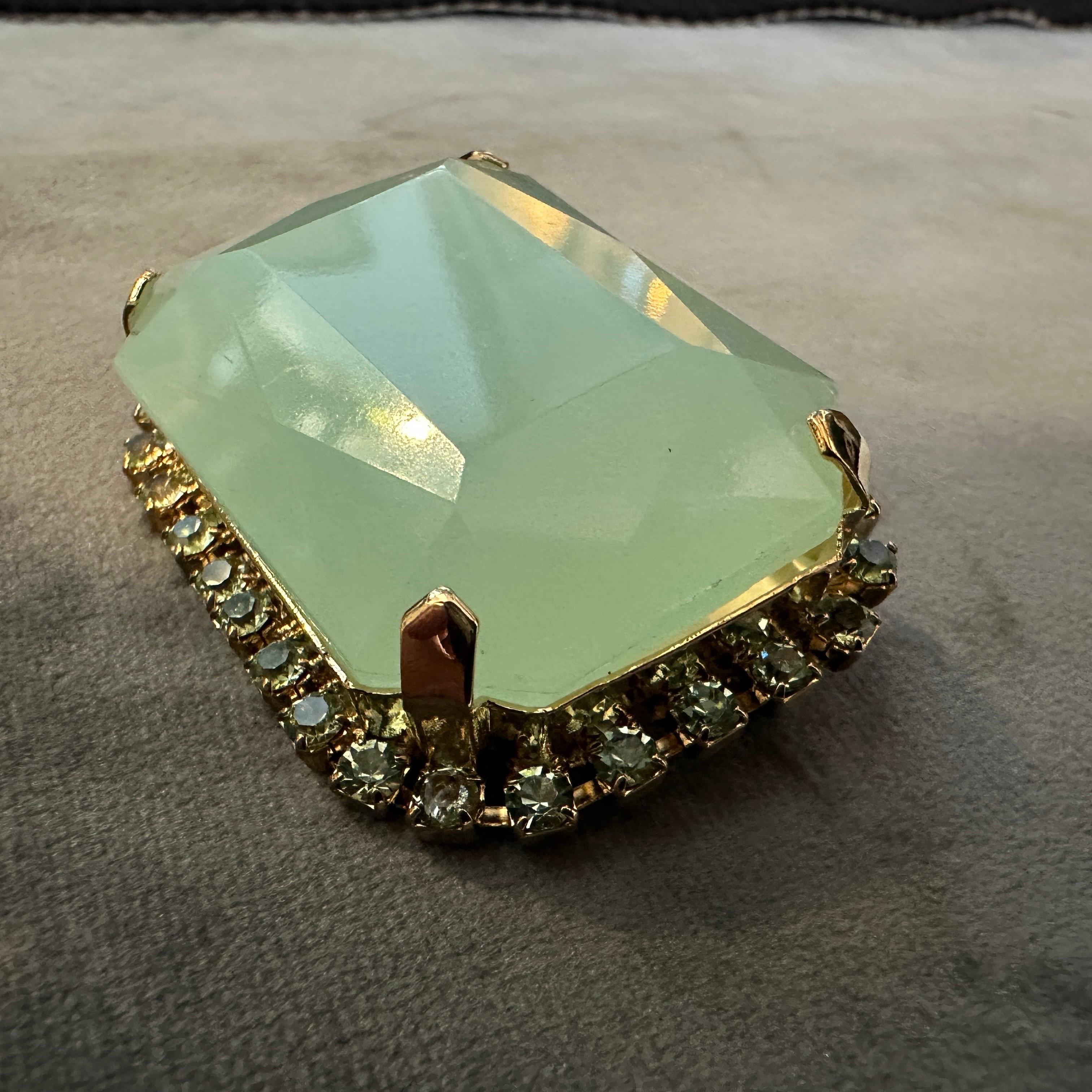 Spilla Coppola & Toppo in resina verde mare e metallo dorato del XXI secolo In condizioni Nuovo in vendita a Aci Castello, IT