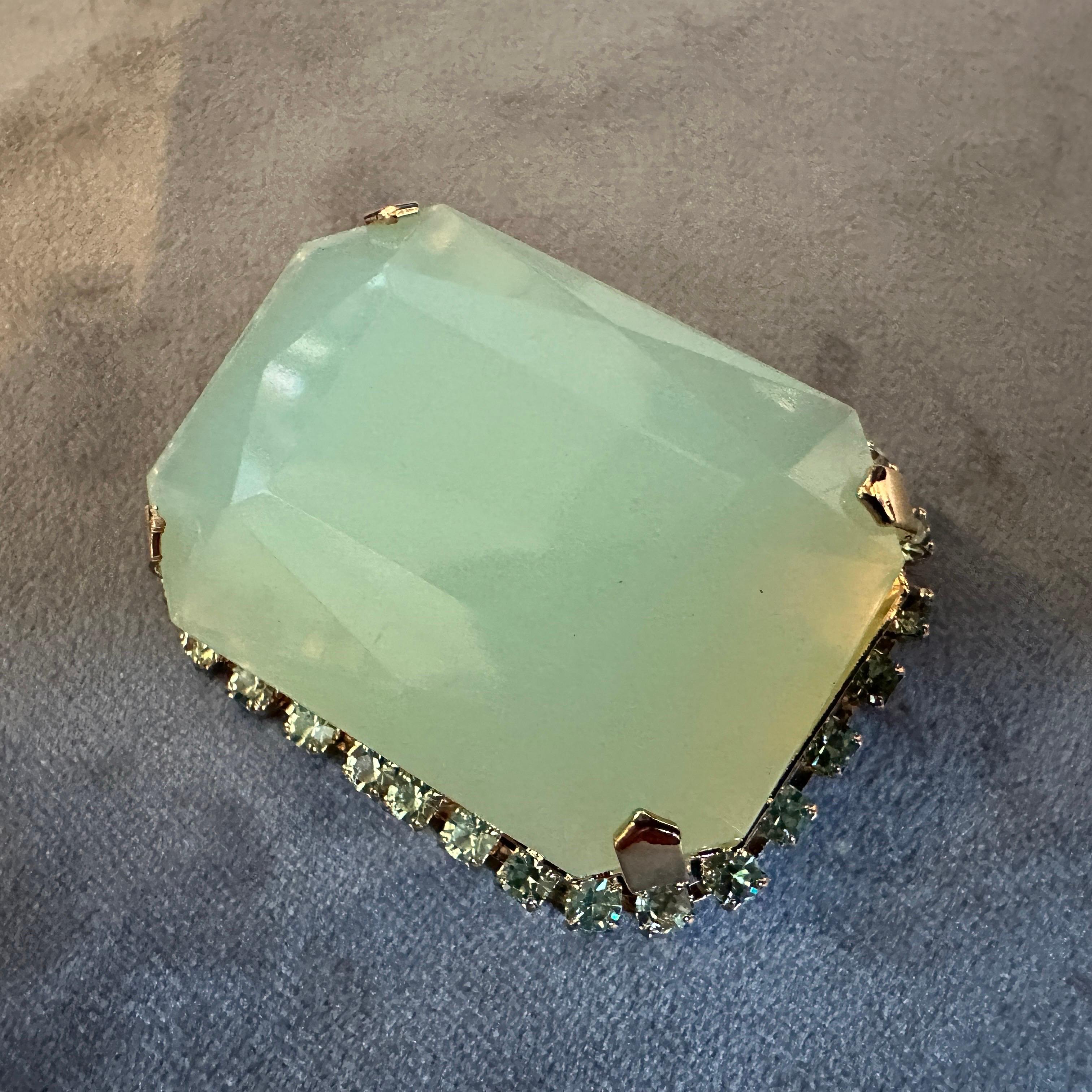 Spilla Coppola & Toppo in resina verde mare e metallo dorato del XXI secolo in vendita 1