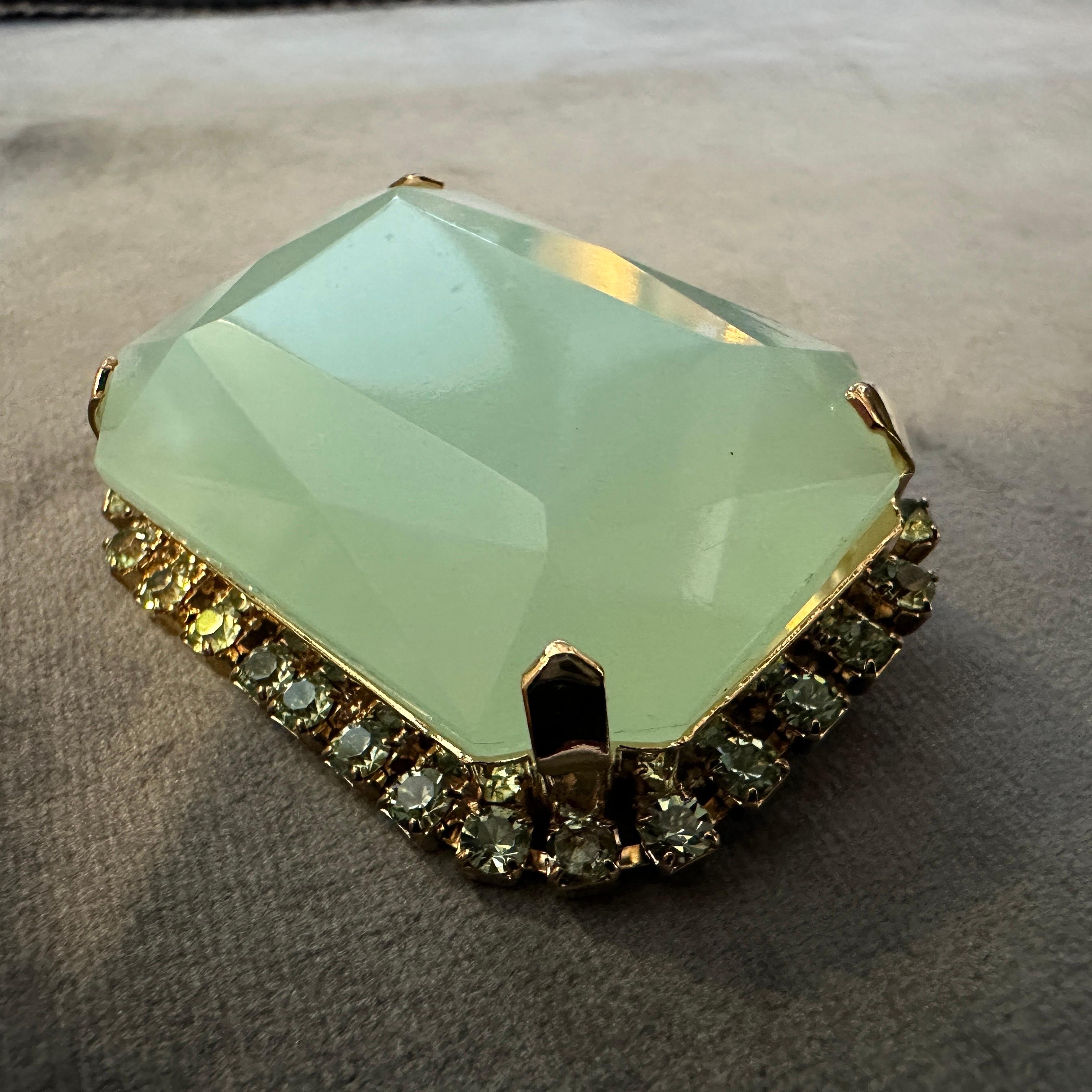 Spilla Coppola & Toppo in resina verde mare e metallo dorato del XXI secolo in vendita 3