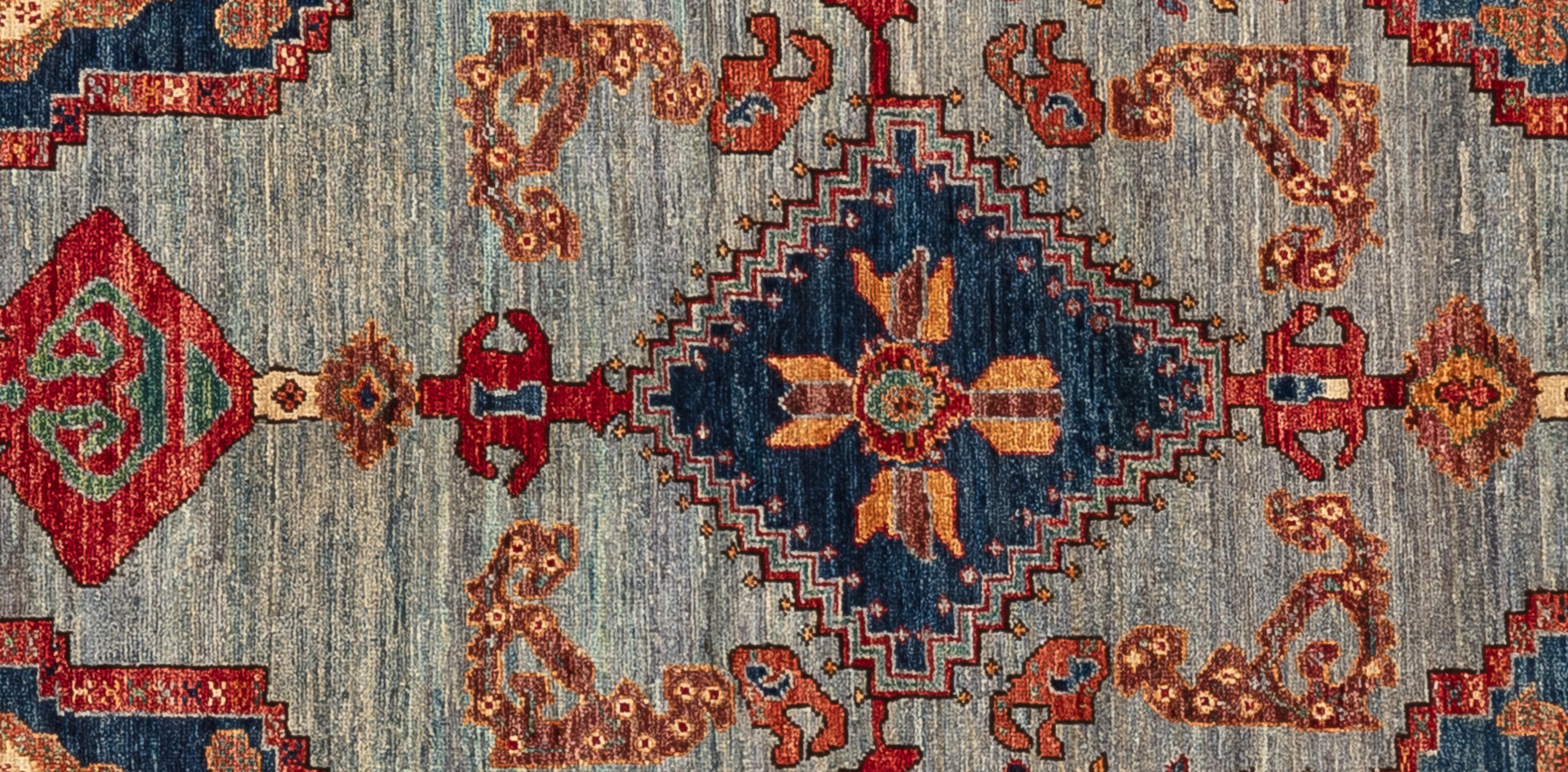 Gönnen Sie sich zeitlose Eleganz mit diesem exquisiten Serapi-Teppich. Handgefertigt mit aufwendigen Motiven und leuchtenden Farben, strahlt sie Wärme und Raffinesse aus. Von Meisterwebern handgewebt und aus 100 % Wolle gefertigt, verspricht die