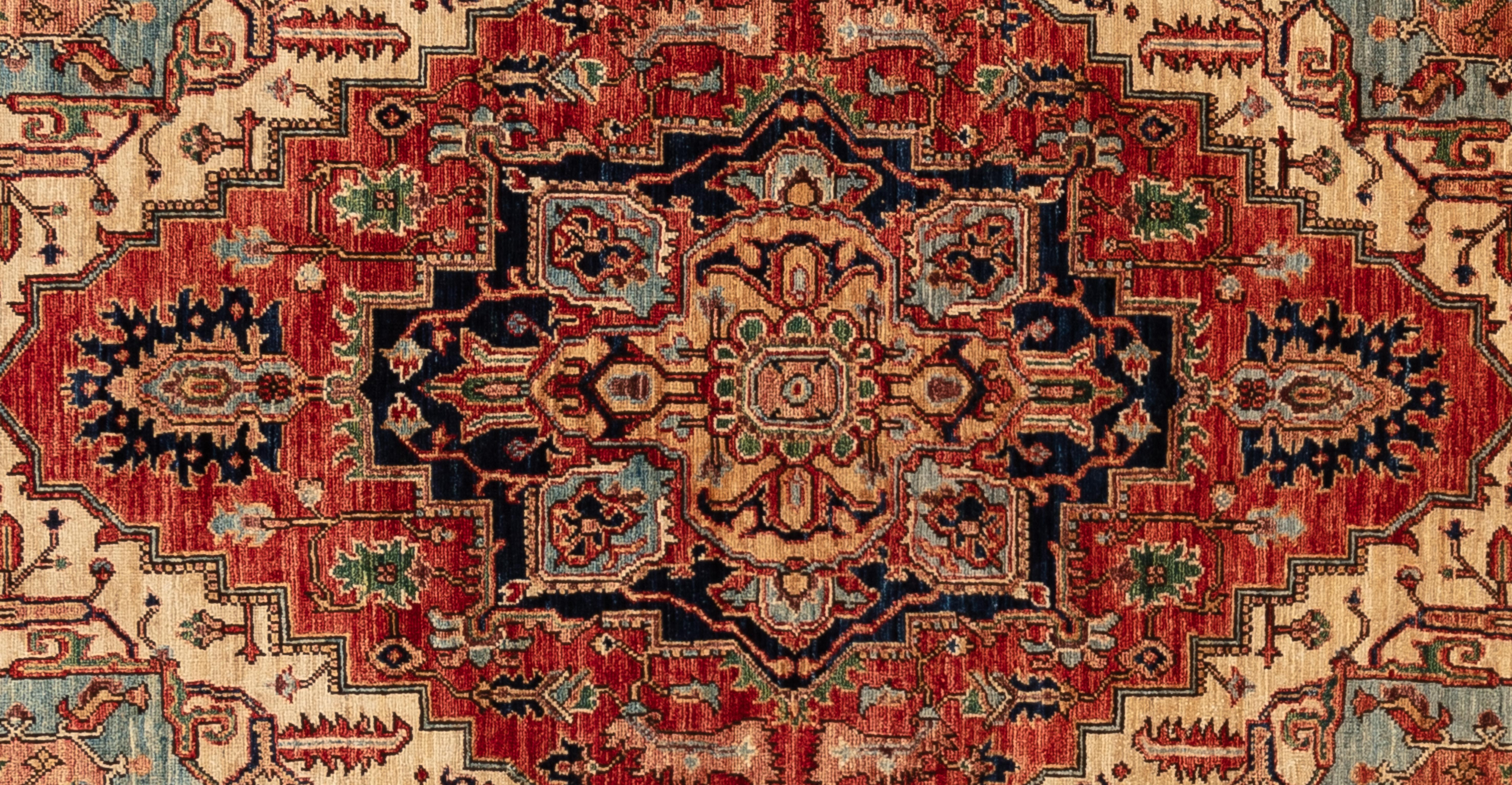 Gönnen Sie sich zeitlose Eleganz mit diesem exquisiten Serapi-Teppich. Handgefertigt mit aufwendigen Motiven und leuchtenden Farben, strahlt sie Wärme und Raffinesse aus. Von Meisterwebern handgewebt und aus 100 % Wolle gefertigt, verspricht die