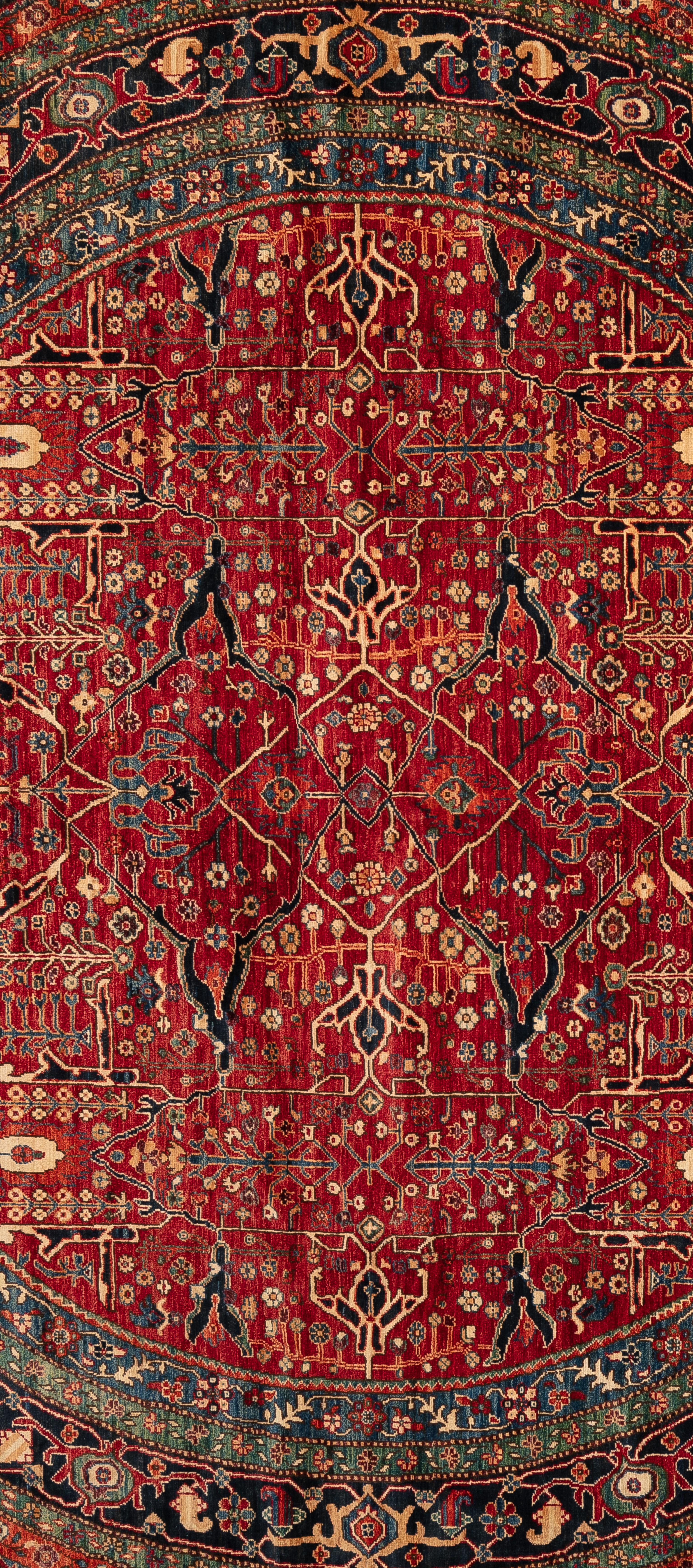 Tissé à la main par des maîtres tisserands et composé à 100 % de laine, ce serapi présente un motif géométrique sur un champ bleu persan et une bordure cramoisie.
 
Taille - 9'7