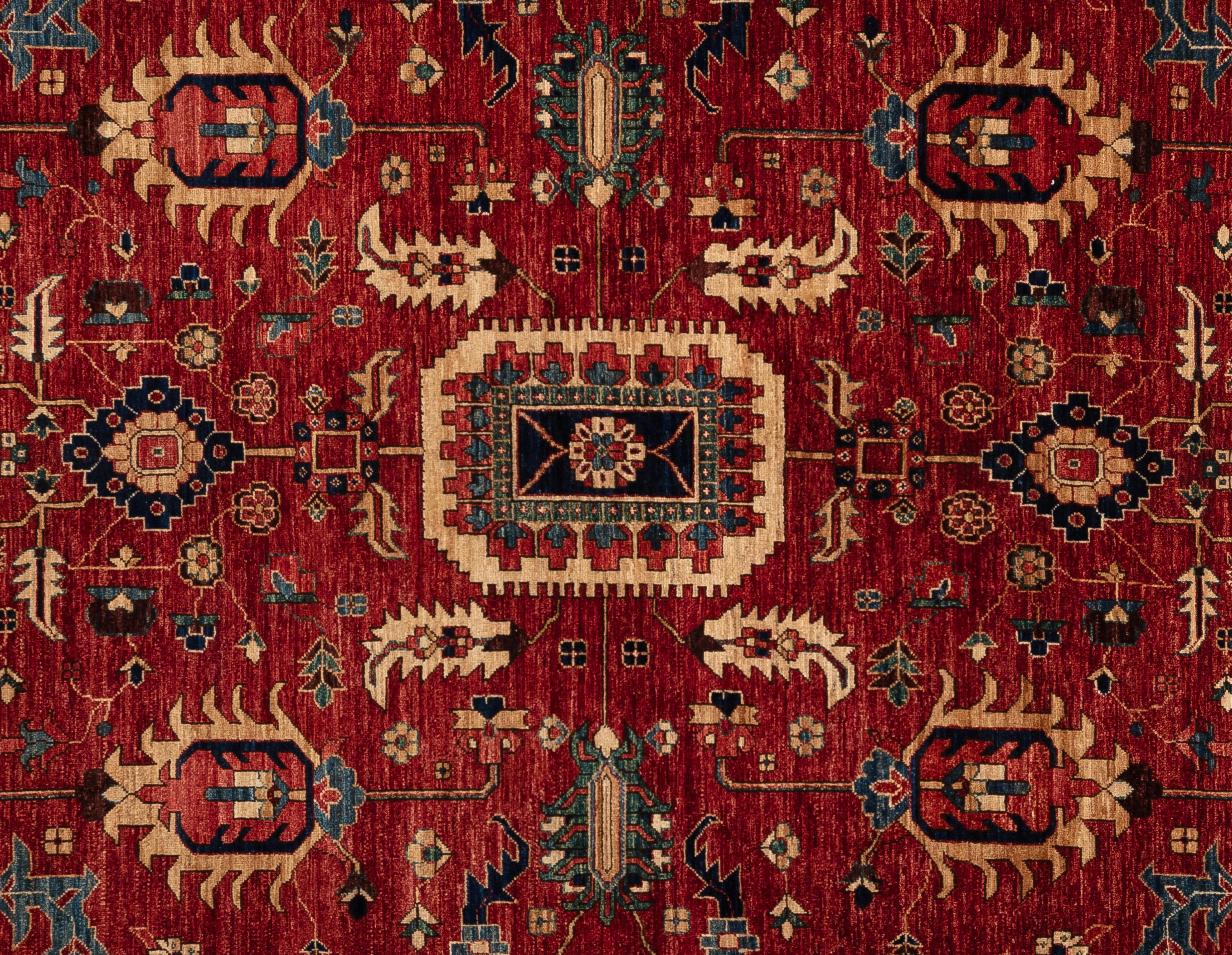 Concediti un'eleganza senza tempo con questo splendido tappeto Serapi. Realizzato a mano con motivi intricati e tonalità vivaci, emana calore e raffinatezza. Tessuta a mano da maestri tessitori e realizzata al 100% in lana, la sua consistenza