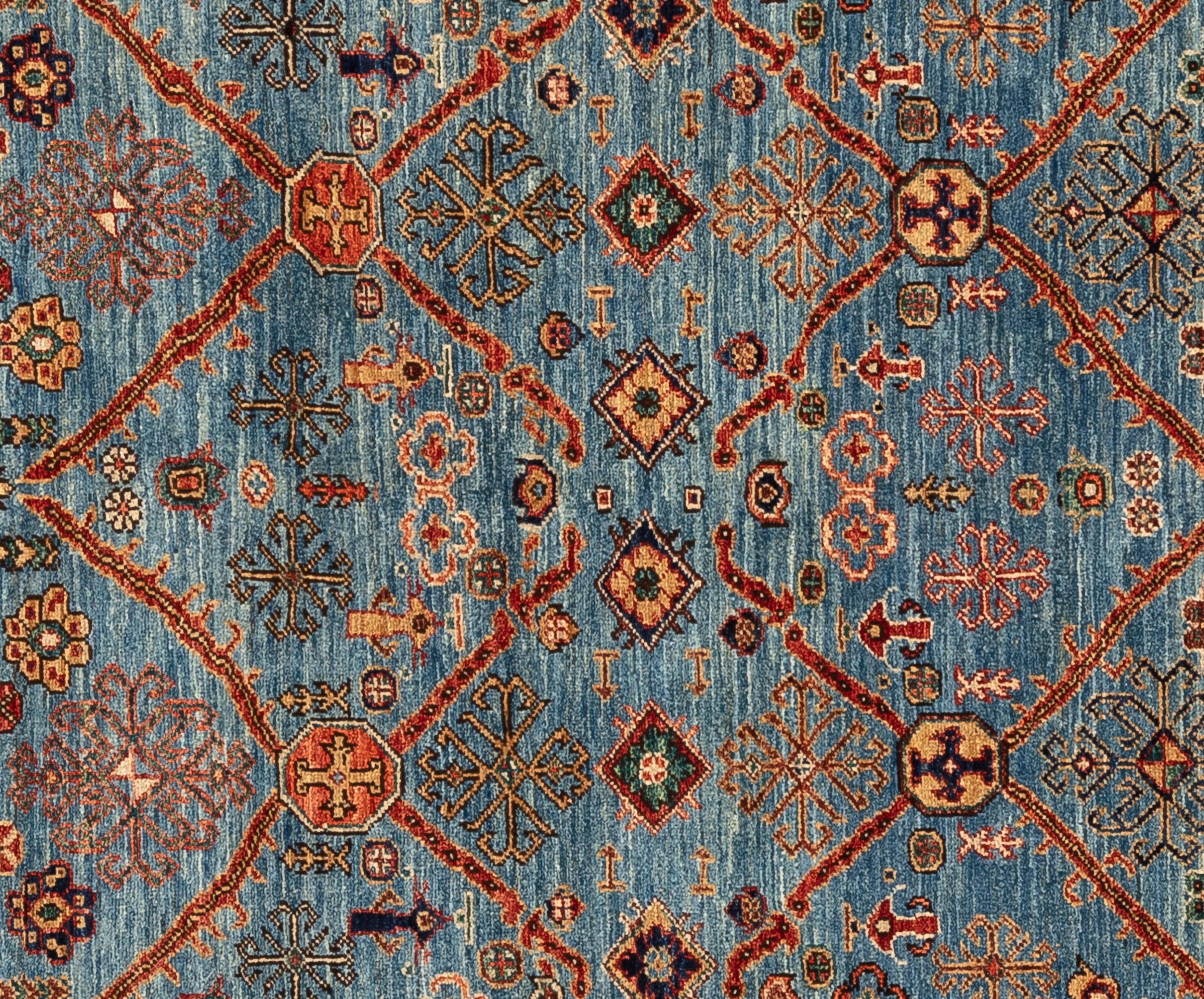 Questo Serapi, di colore tenue, è caratterizzato da splendidi dettagli botanici. Un campo caldo con un bordo classico e motivi multicolore rendono questo pezzo perfetto per illuminare qualsiasi spazio. Splendidamente tessuta a mano dai migliori