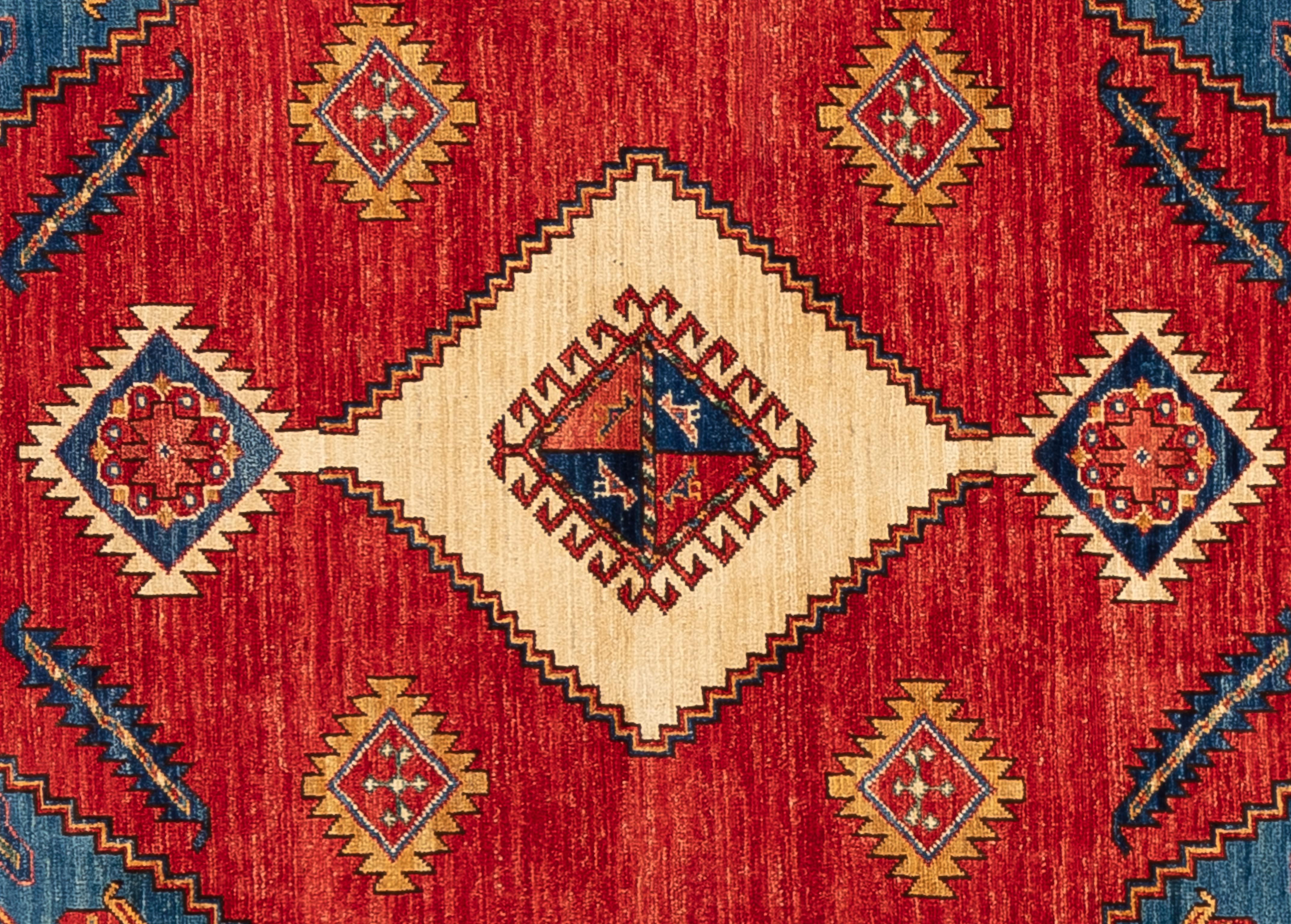 Offrez-vous une élégance intemporelle avec ce tapis Serapi exquis. Fabriqué à la main avec des motifs complexes et des teintes vibrantes, il respire la chaleur et la sophistication. Tissé à la main par des maîtres tisserands et composé à 100 % de