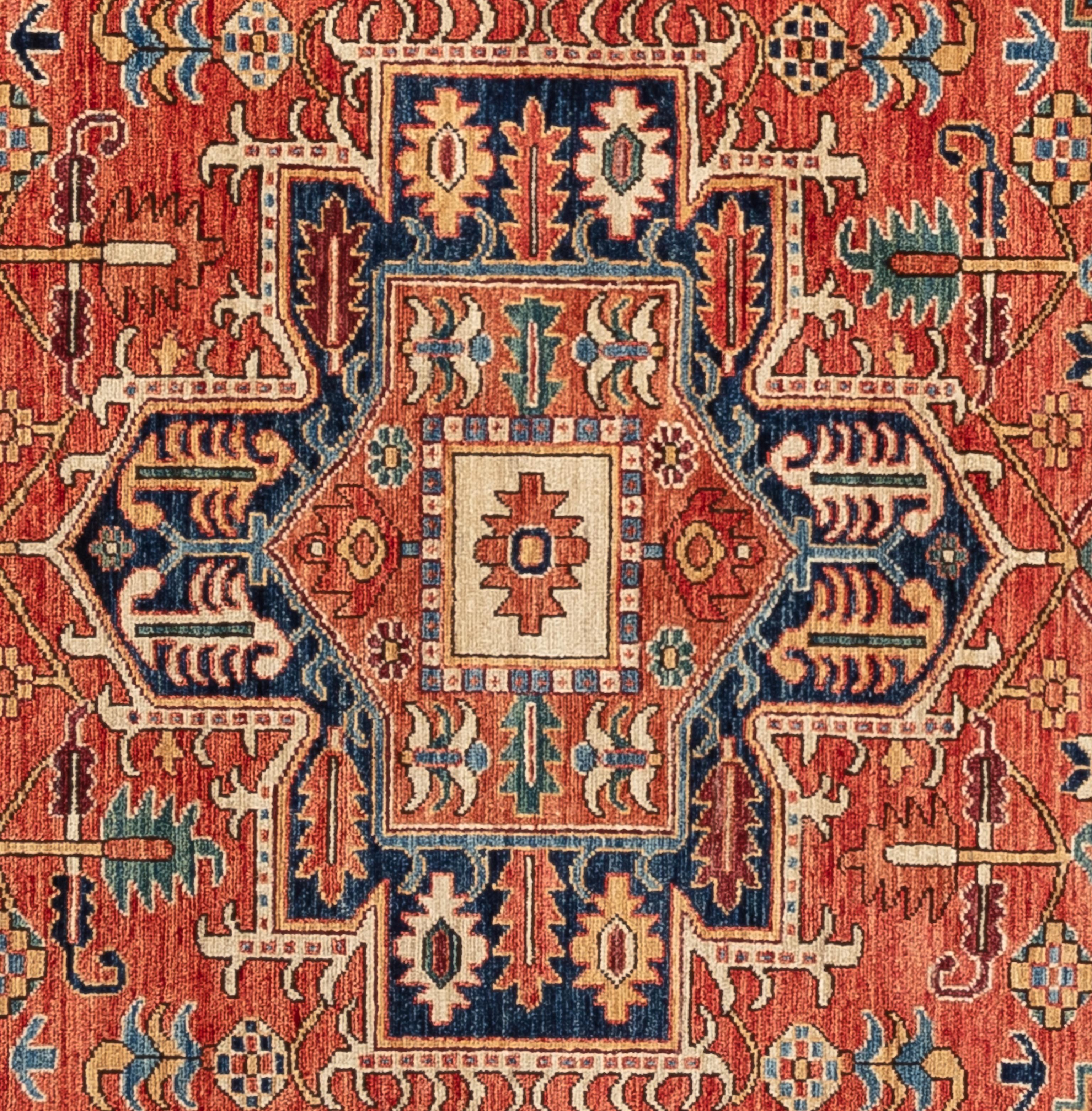 Concediti un'eleganza senza tempo con questo splendido tappeto Serapi. Realizzato a mano con motivi intricati e tonalità vivaci, emana calore e raffinatezza. Tessuta a mano da maestri tessitori e realizzata al 100% in lana, la sua consistenza