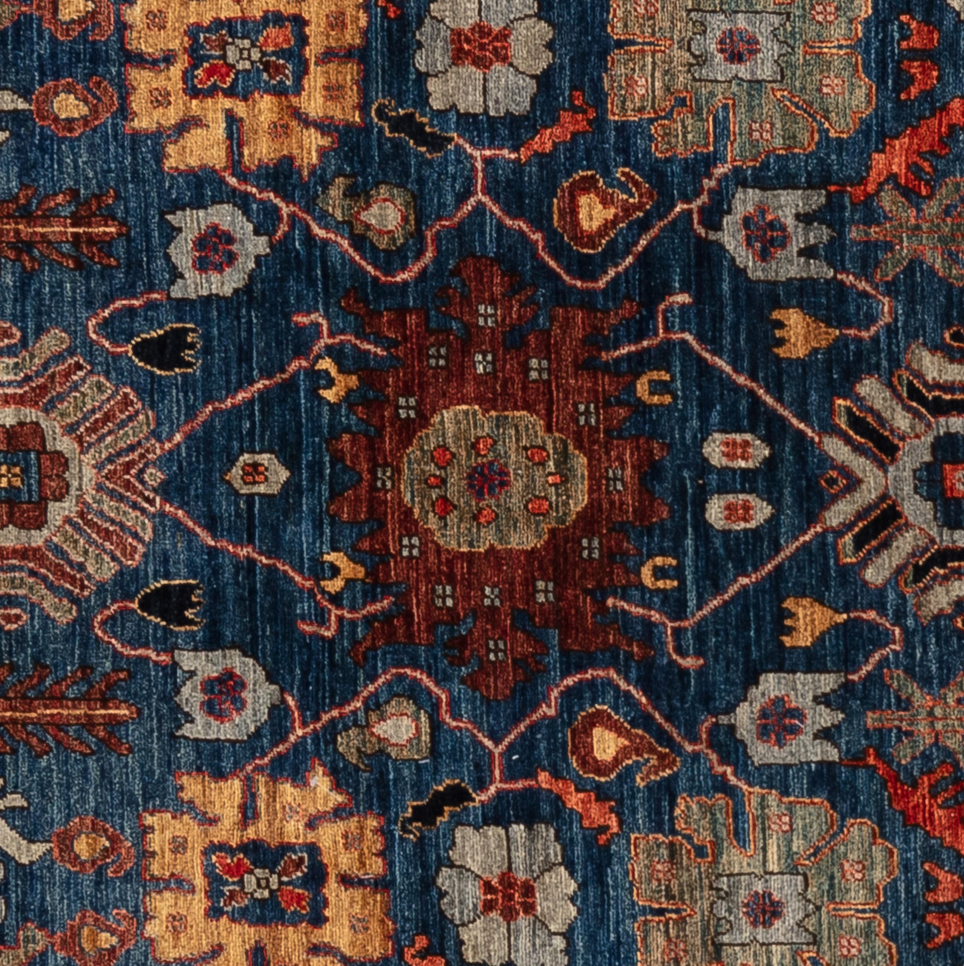 Dieses gedämpfte Serapi zeichnet sich durch wunderschöne botanische Details aus. Ein warmes Feld mit einer klassischen Bordüre und mehrfarbigen Motiven machen dieses Stück zu einer perfekten Bereicherung für jeden Raum. Wunderschön handgewebt von