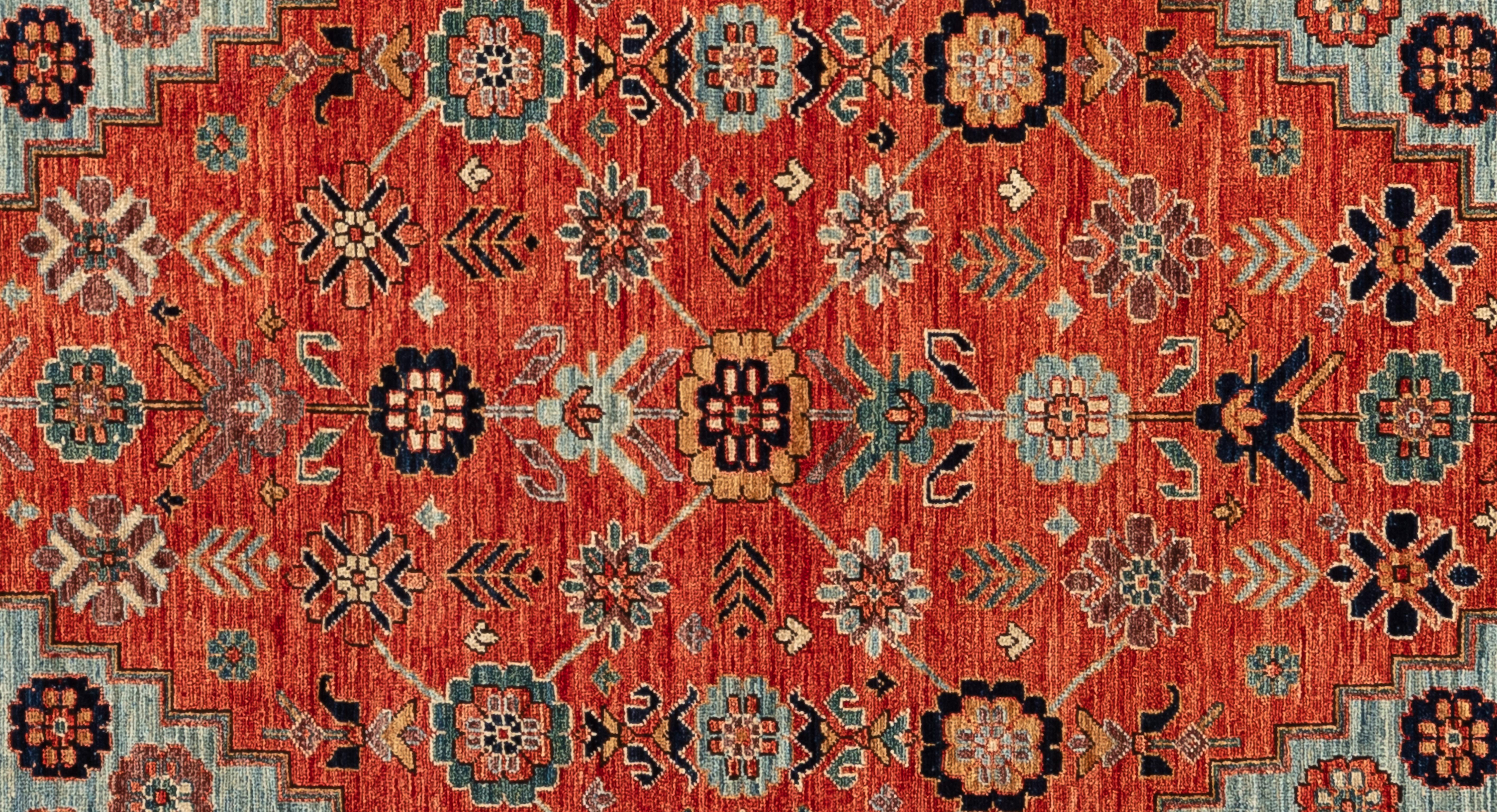 Offrez-vous une élégance intemporelle avec ce tapis Serapi exquis. Fabriqué à la main avec des motifs complexes et des teintes vibrantes, il respire la chaleur et la sophistication. Tissé à la main par des maîtres tisserands et composé à 100 % de
