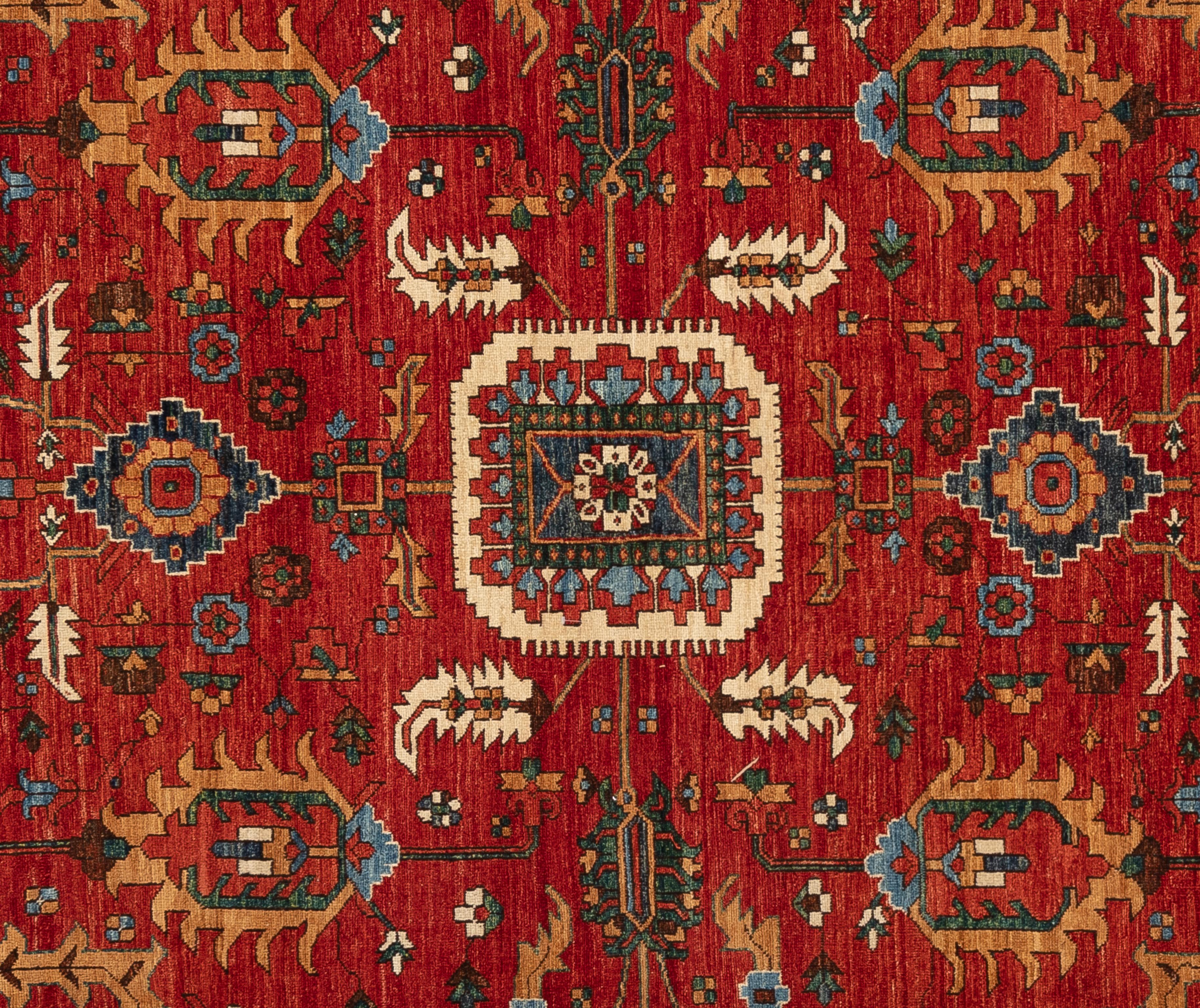 Offrez-vous une élégance intemporelle avec ce tapis Serapi exquis. Fabriqué à la main avec des motifs complexes et des teintes vibrantes, il respire la chaleur et la sophistication. Tissé à la main par des maîtres tisserands et composé à 100 % de