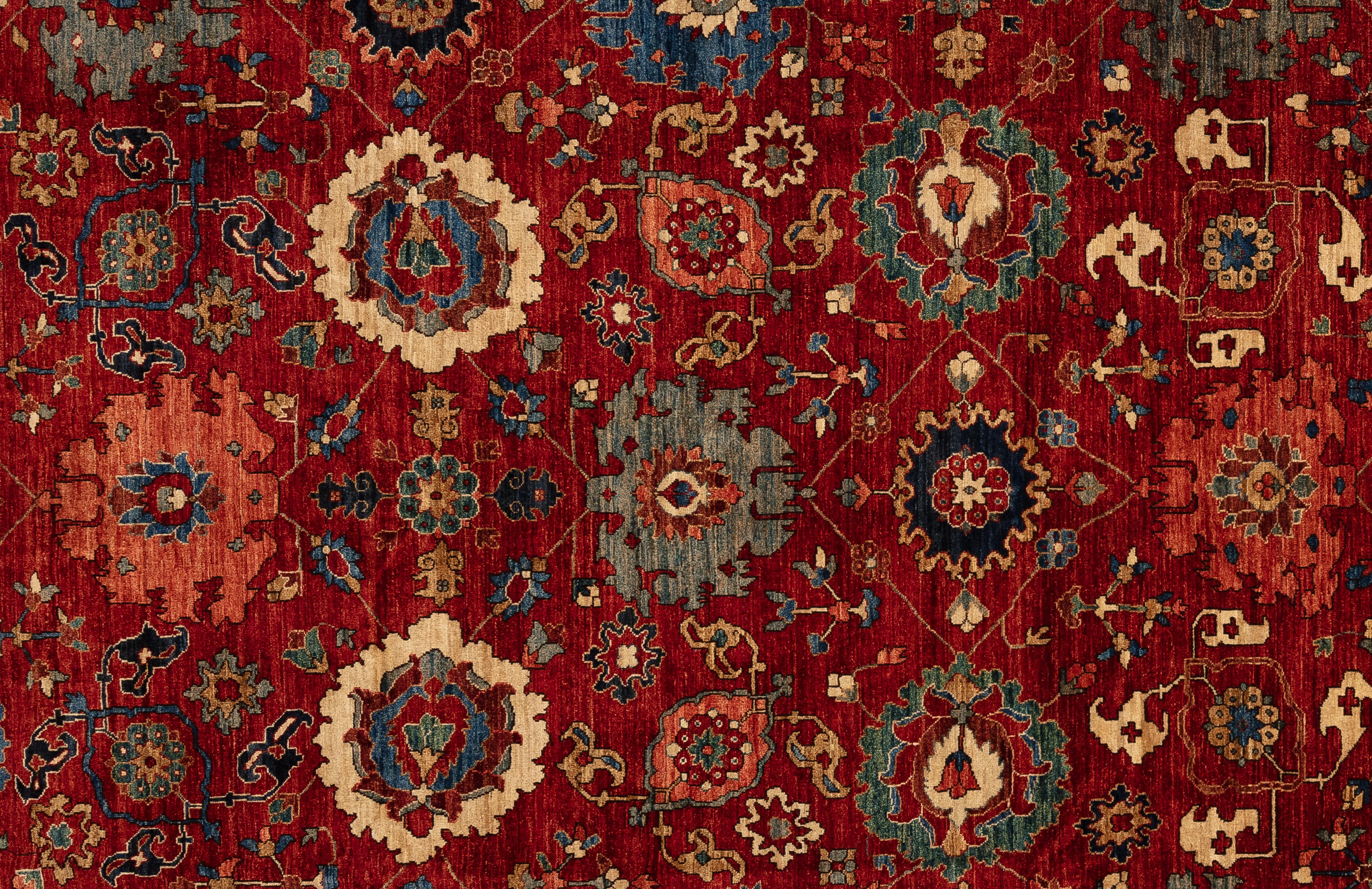 Offrez-vous une élégance intemporelle avec ce tapis Serapi exquis. Fabriqué à la main avec des motifs complexes et des teintes vibrantes, il respire la chaleur et la sophistication. Tissé à la main par des maîtres tisserands et composé à 100 % de