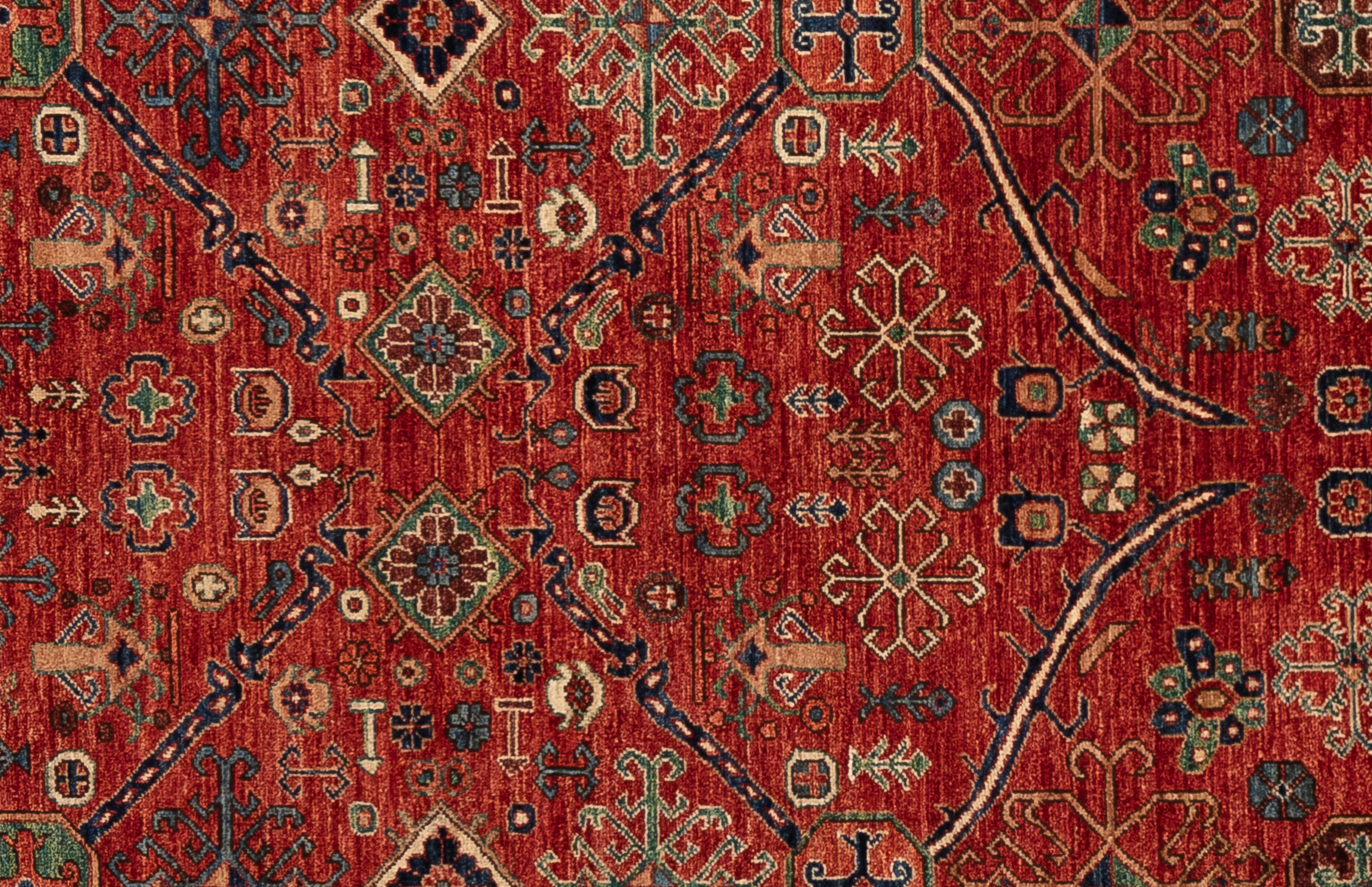 Offrez-vous une élégance intemporelle avec ce tapis Serapi exquis. Fabriqué à la main avec des motifs complexes et des teintes vibrantes, il respire la chaleur et la sophistication. Tissé à la main par des maîtres tisserands et composé à 100 % de