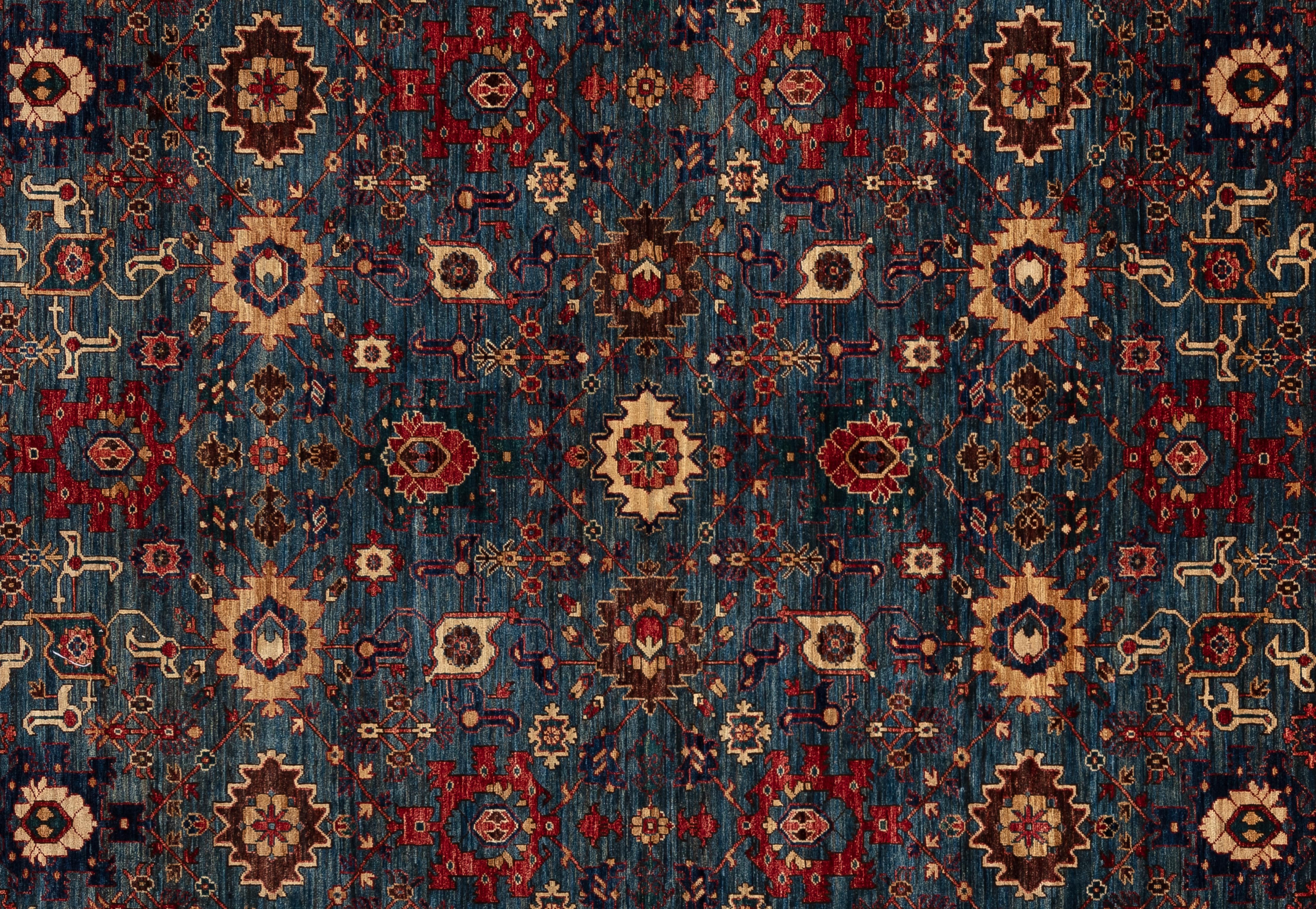 Offrez-vous une élégance intemporelle avec ce tapis Serapi exquis. Fabriqué à la main avec des motifs complexes et des teintes vibrantes, il respire la chaleur et la sophistication. Tissé à la main par des maîtres tisserands et composé à 100 % de