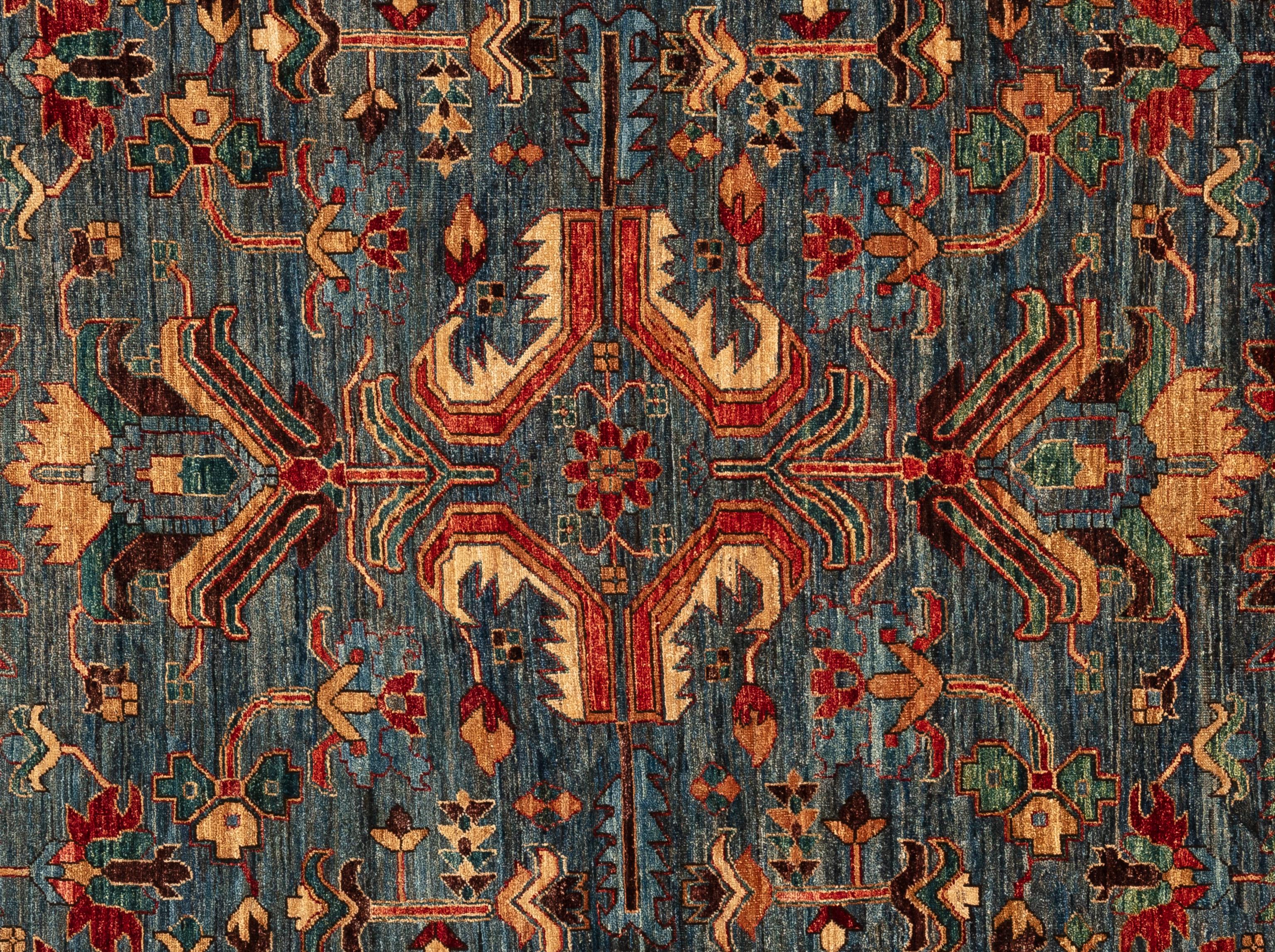 Offrez-vous une élégance intemporelle avec ce tapis Serapi exquis. Fabriqué à la main avec des motifs complexes et des teintes vibrantes, il respire la chaleur et la sophistication. Tissé à la main par des maîtres tisserands et composé à 100 % de