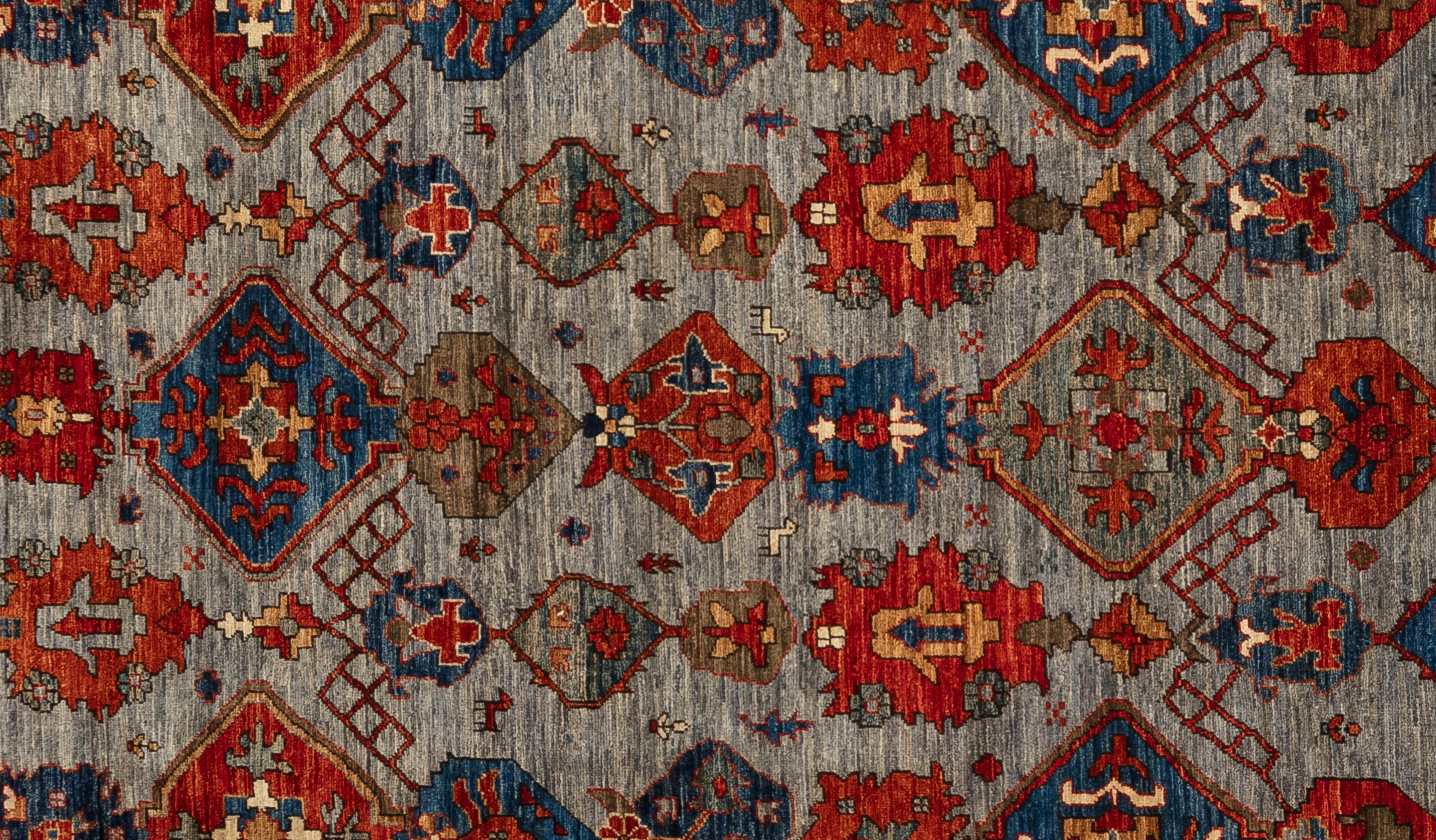Offrez-vous une élégance intemporelle avec ce tapis Serapi exquis. Fabriqué à la main avec des motifs complexes et des teintes vibrantes, il respire la chaleur et la sophistication. Tissé à la main par des maîtres tisserands et composé à 100 % de