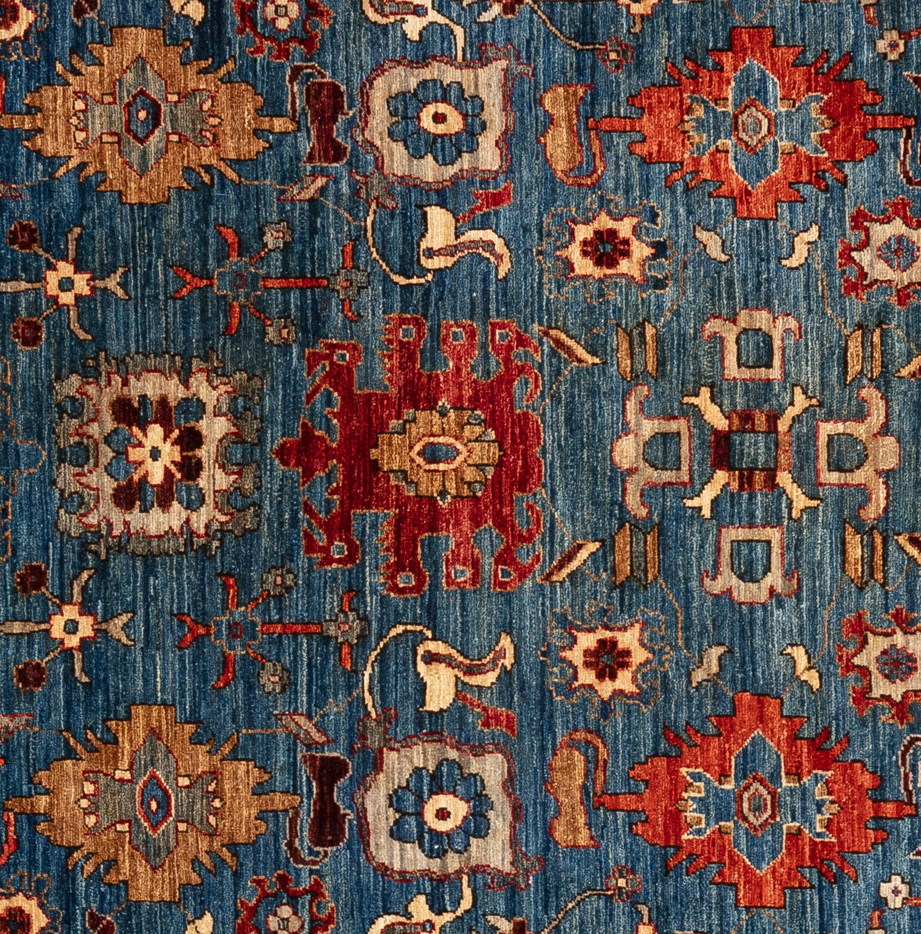 Concediti un'eleganza senza tempo con questo splendido tappeto Serapi. Realizzato a mano con motivi intricati e tonalità vivaci, emana calore e raffinatezza. Tessuta a mano da maestri tessitori e realizzata al 100% in lana, la sua consistenza
