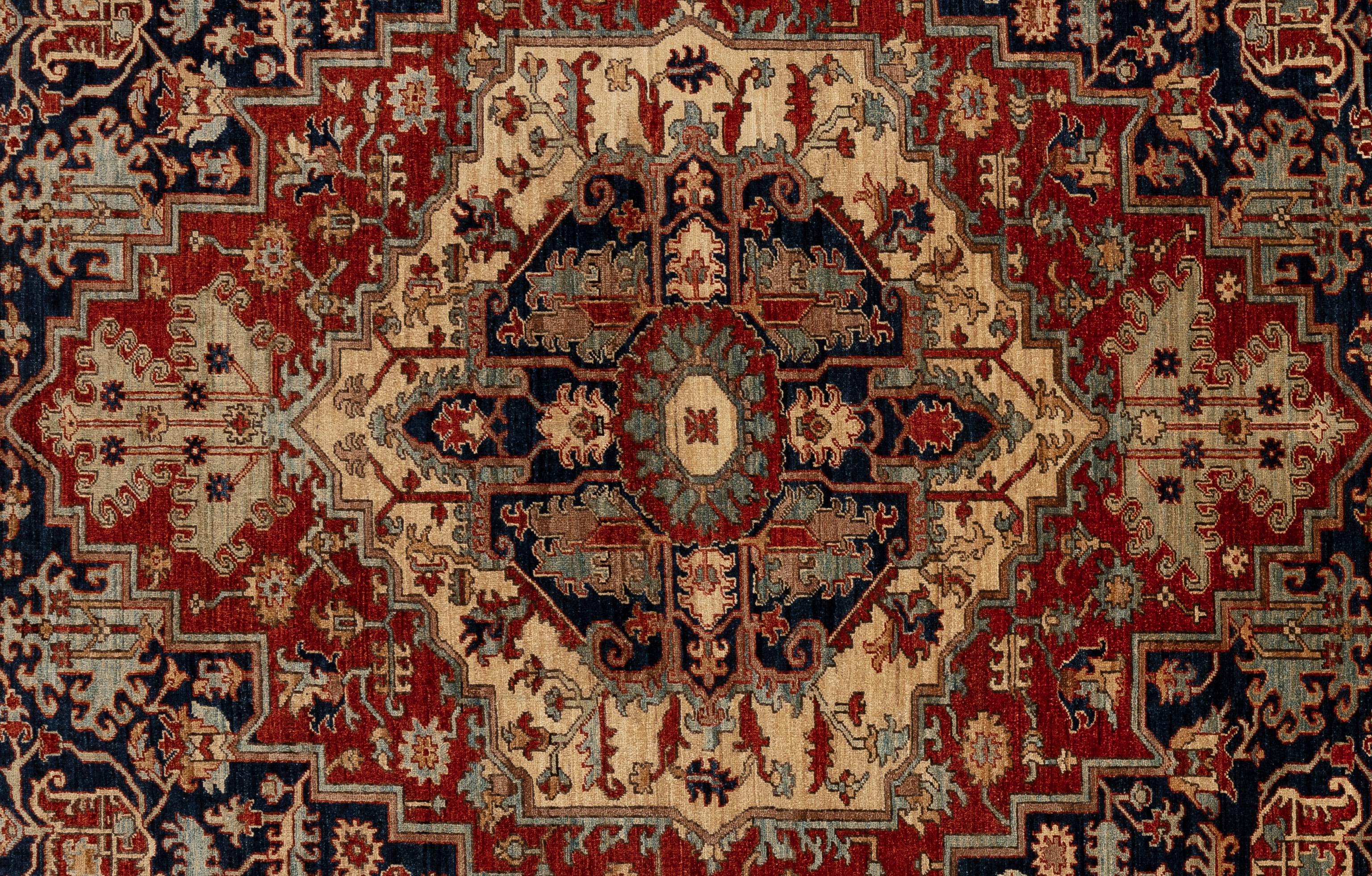 Offrez-vous une élégance intemporelle avec ce tapis Serapi exquis. Fabriqué à la main avec des motifs complexes et des teintes vibrantes, il respire la chaleur et la sophistication. Tissé à la main par des maîtres tisserands et composé à 100 % de