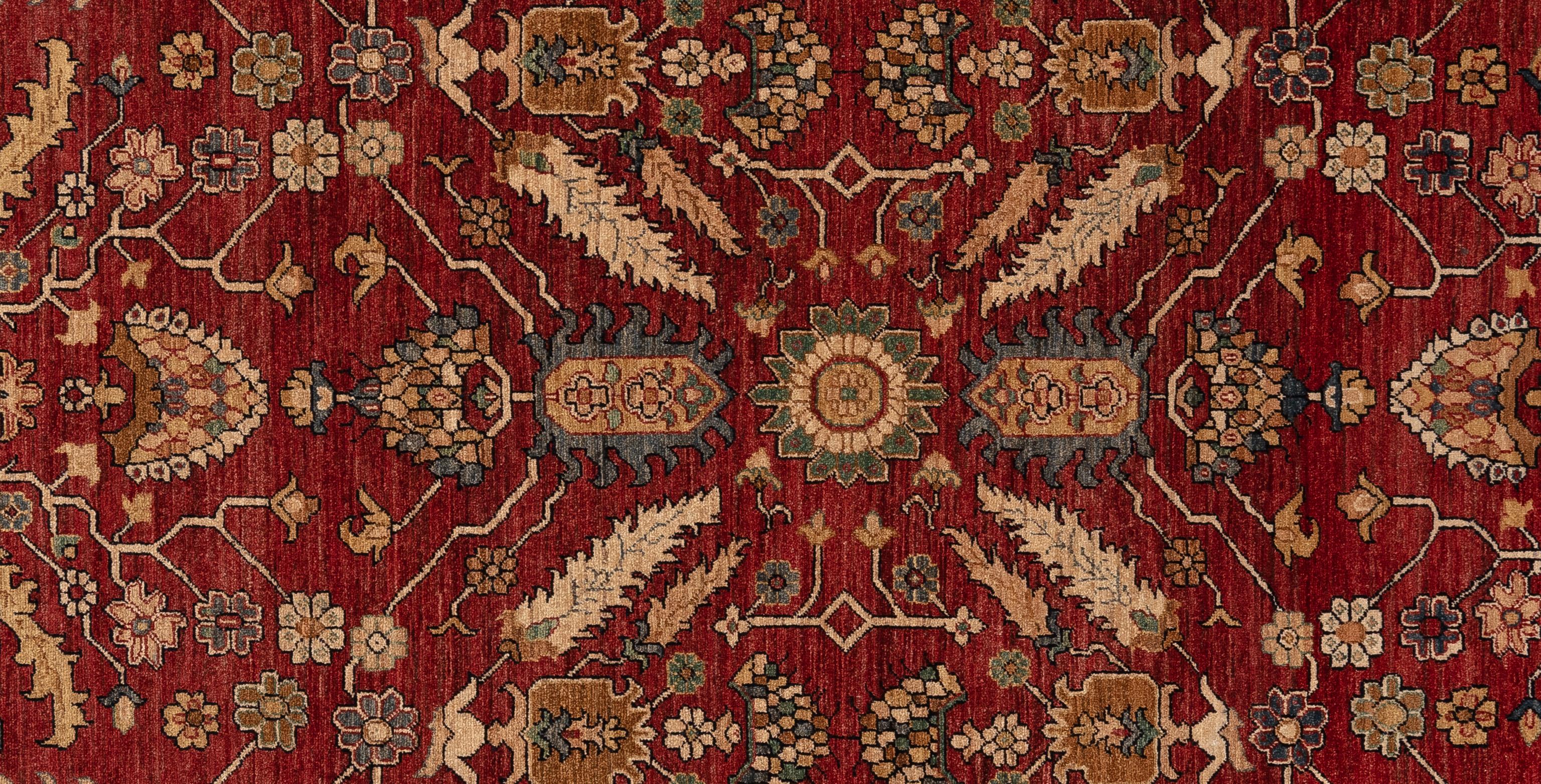 Offrez-vous une élégance intemporelle avec ce tapis Serapi exquis. Fabriqué à la main avec des motifs complexes et des teintes vibrantes, il respire la chaleur et la sophistication. Tissé à la main par des maîtres tisserands et composé à 100 % de