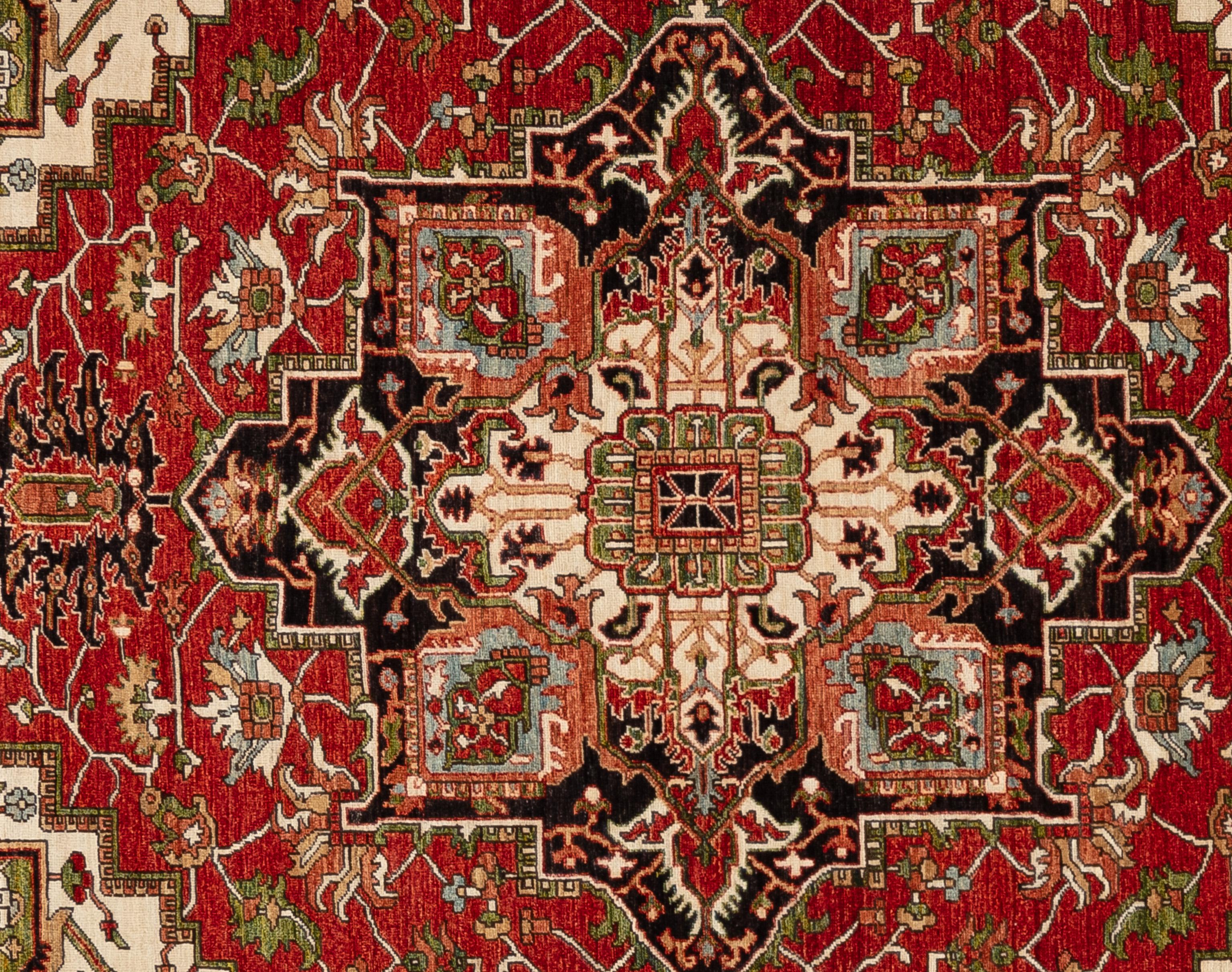 Gönnen Sie sich zeitlose Eleganz mit diesem exquisiten Serapi-Teppich. Handgefertigt mit aufwendigen Motiven und leuchtenden Farben, strahlt sie Wärme und Raffinesse aus. Von Meisterwebern handgewebt und aus 100 % Wolle gefertigt, verspricht die