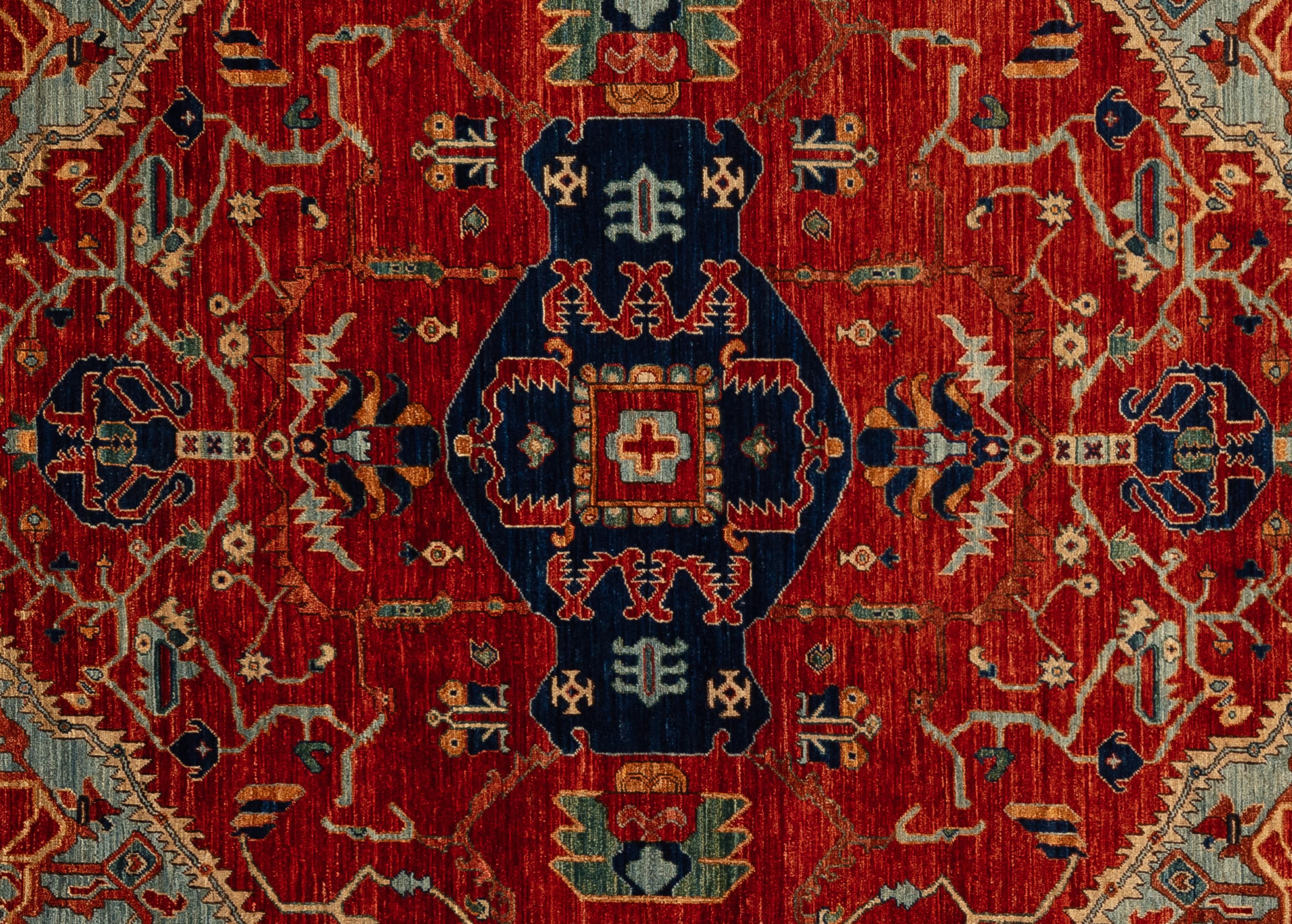 Offrez-vous une élégance intemporelle avec ce tapis Serapi exquis. Fabriqué à la main avec des motifs complexes et des teintes vibrantes, il respire la chaleur et la sophistication. Tissé à la main par des maîtres tisserands et composé à 100 % de