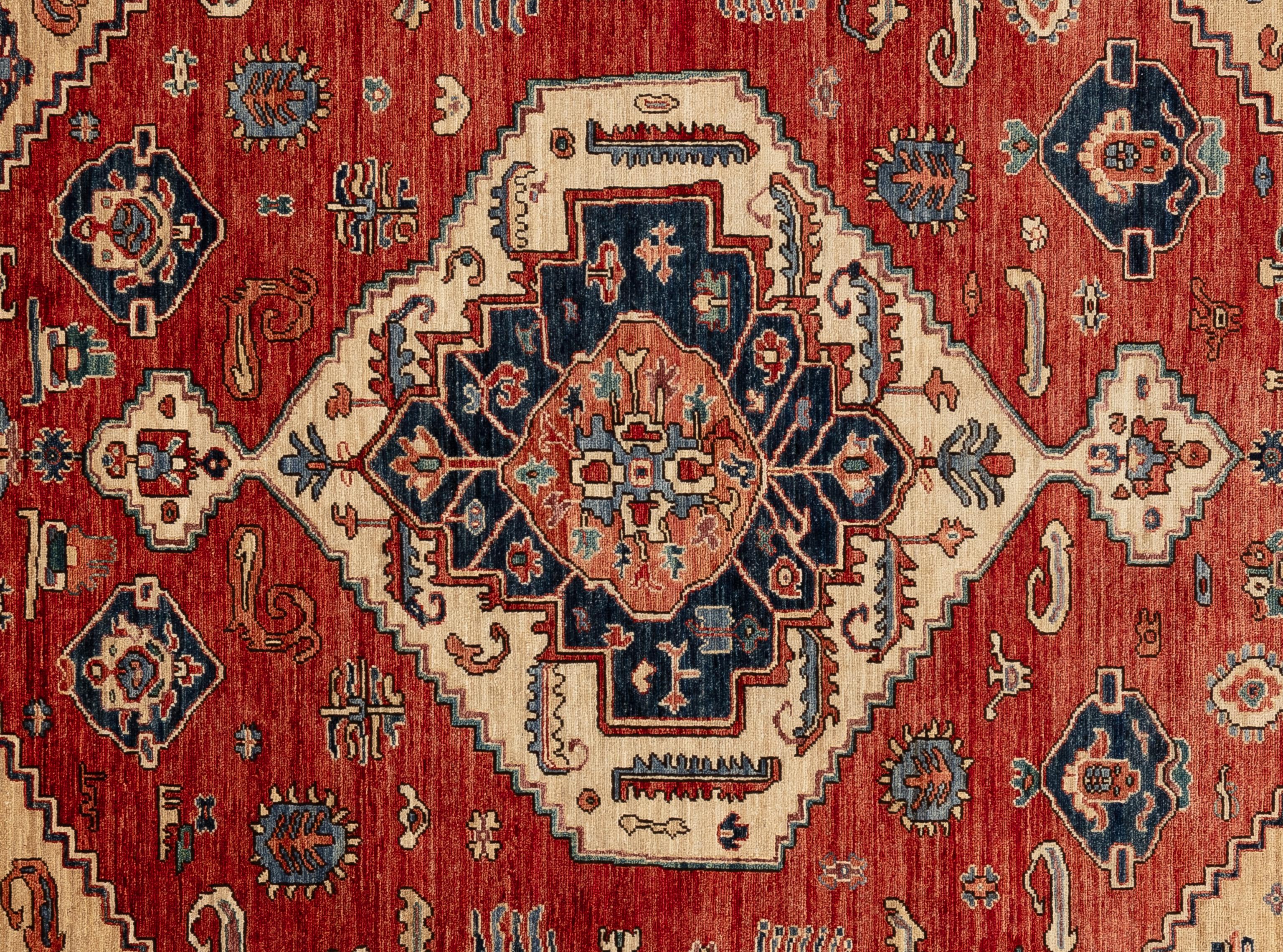 Offrez-vous une élégance intemporelle avec ce tapis Serapi exquis. Fabriqué à la main avec des motifs complexes et des teintes vibrantes, il respire la chaleur et la sophistication. Tissé à la main par des maîtres tisserands et composé à 100 % de