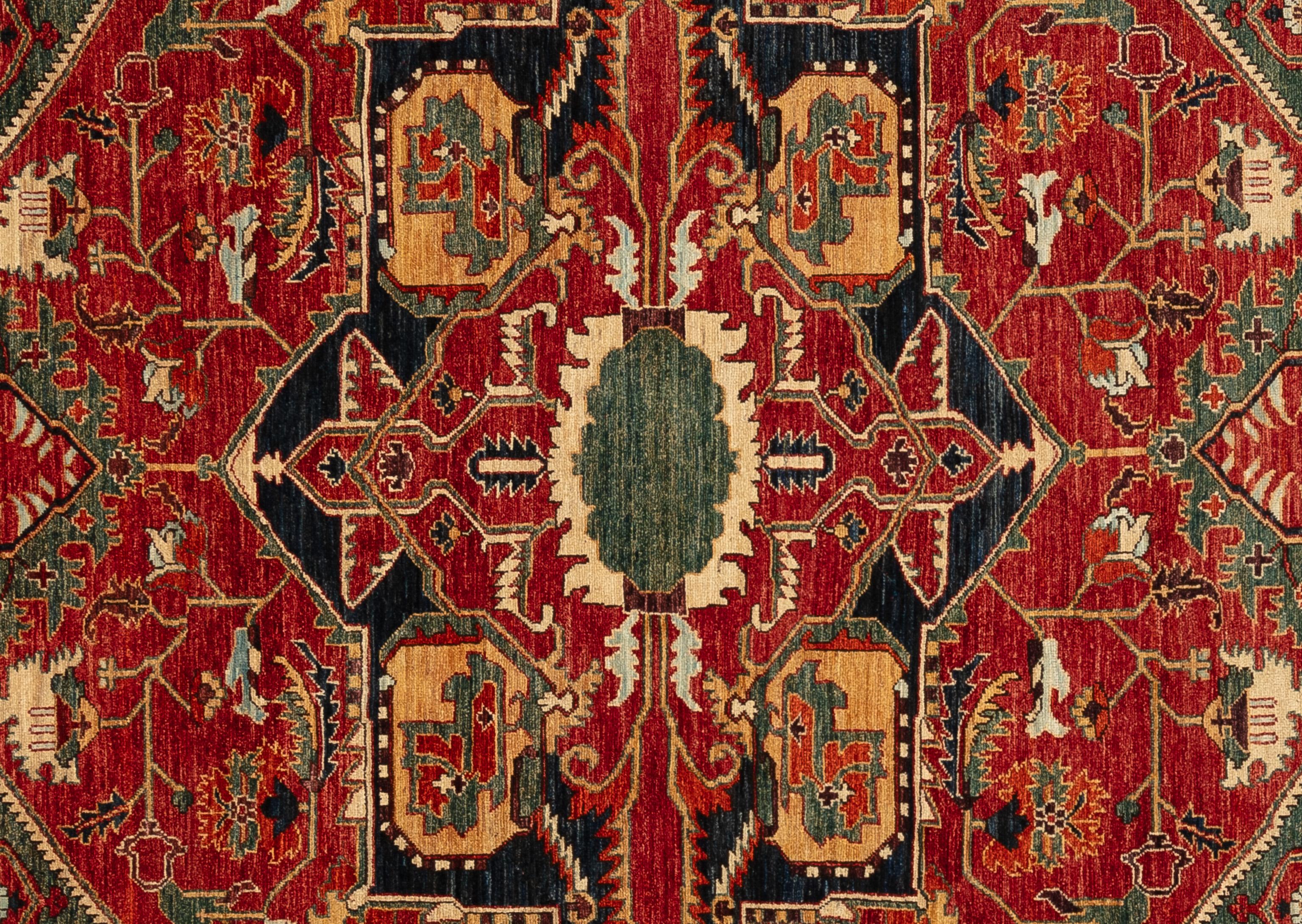 Date un capricho de elegancia atemporal con esta exquisita alfombra Serapi. Hecho a mano con intrincados motivos y vibrantes matices, irradia calidez y sofisticación. Tejida a mano por maestros tejedores y fabricada con lana 100%, su textura