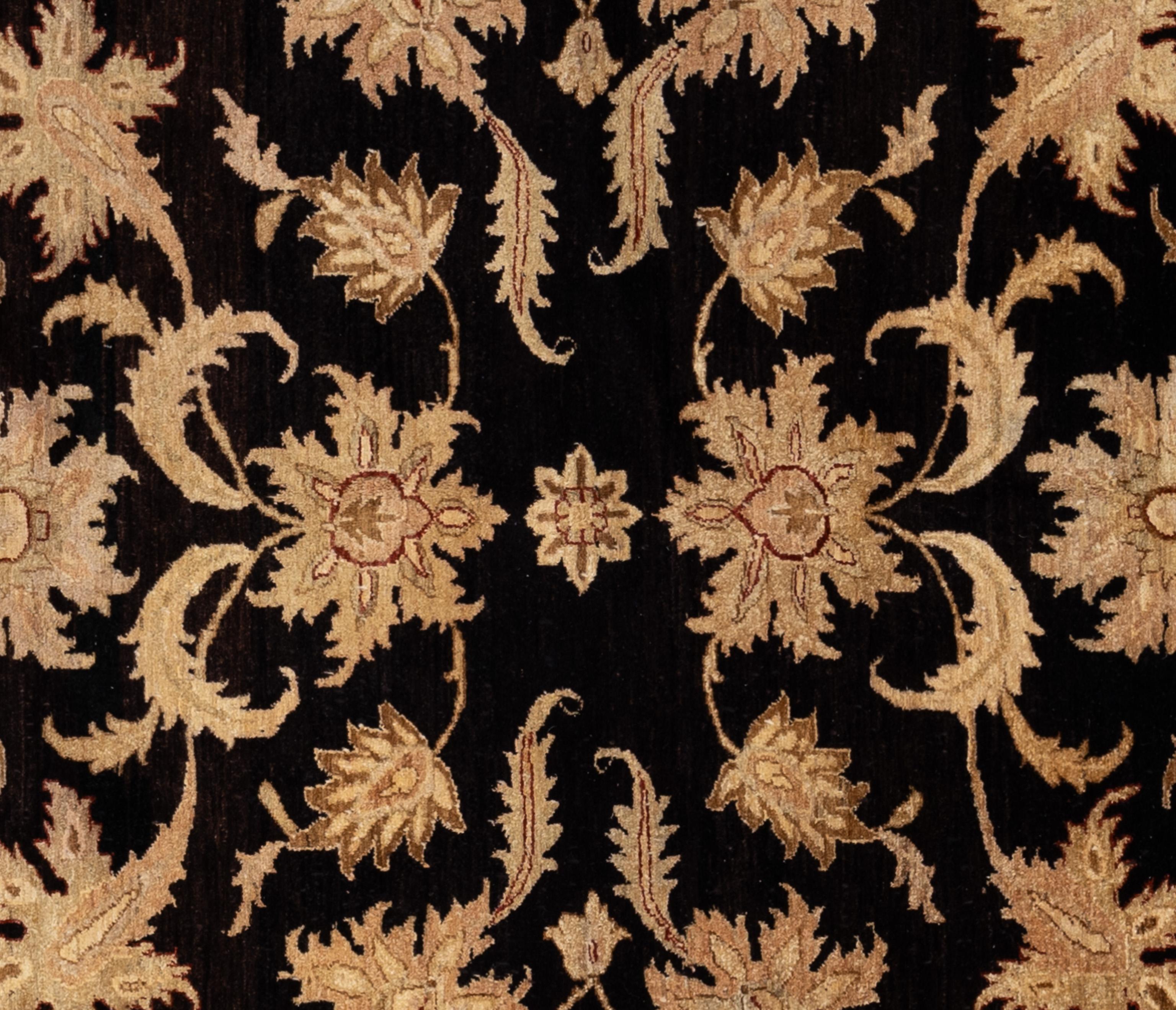 Concediti un'eleganza senza tempo con questo splendido tappeto Serapi. Realizzato a mano con motivi intricati e tonalità vivaci, emana calore e raffinatezza. Tessuta a mano da maestri tessitori e realizzata al 100% in lana, la sua consistenza