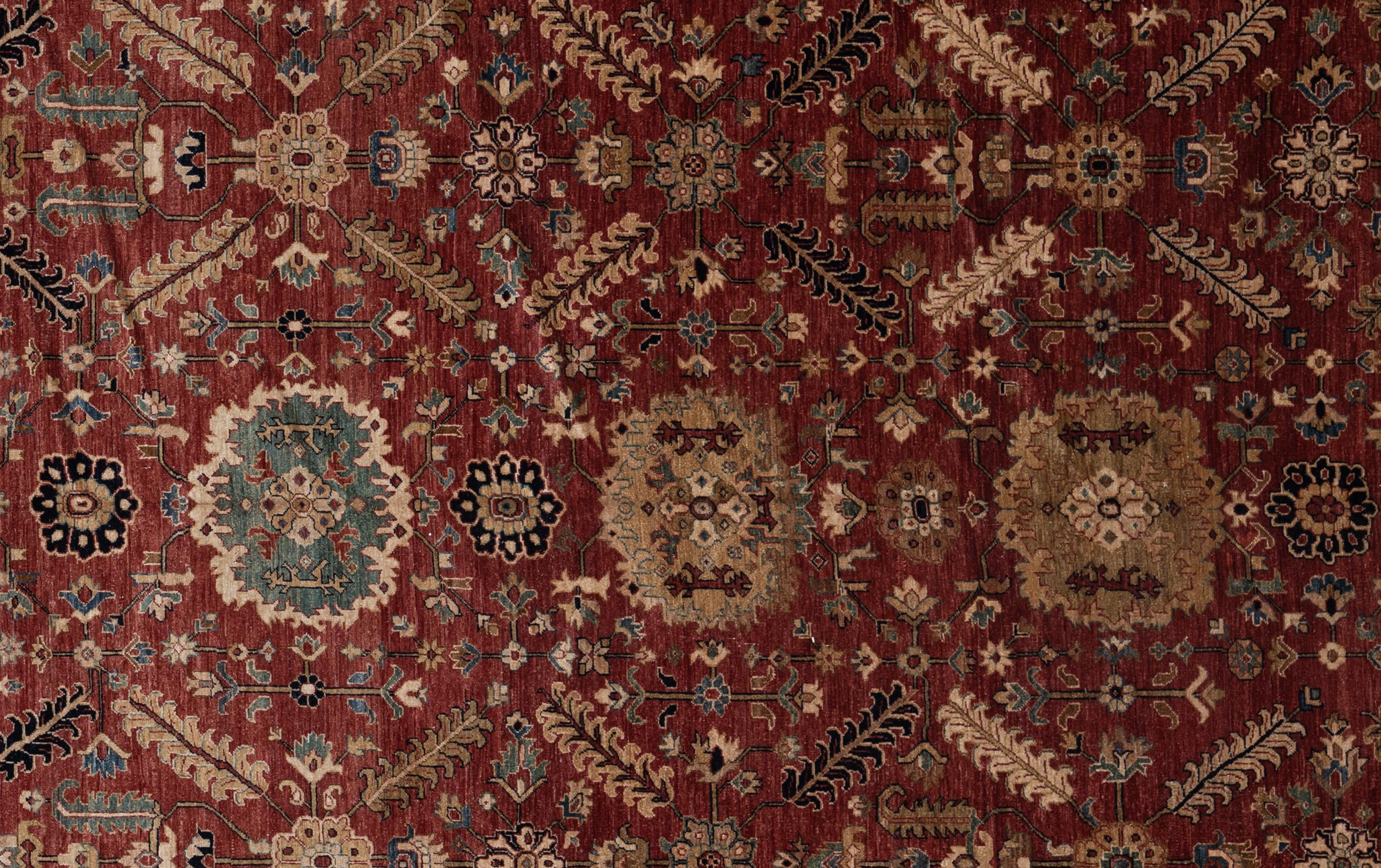 Offrez-vous une élégance intemporelle avec ce tapis Serapi exquis. Fabriqué à la main avec des motifs complexes et des teintes vibrantes, il respire la chaleur et la sophistication. Tissé à la main par des maîtres tisserands et composé à 100 % de