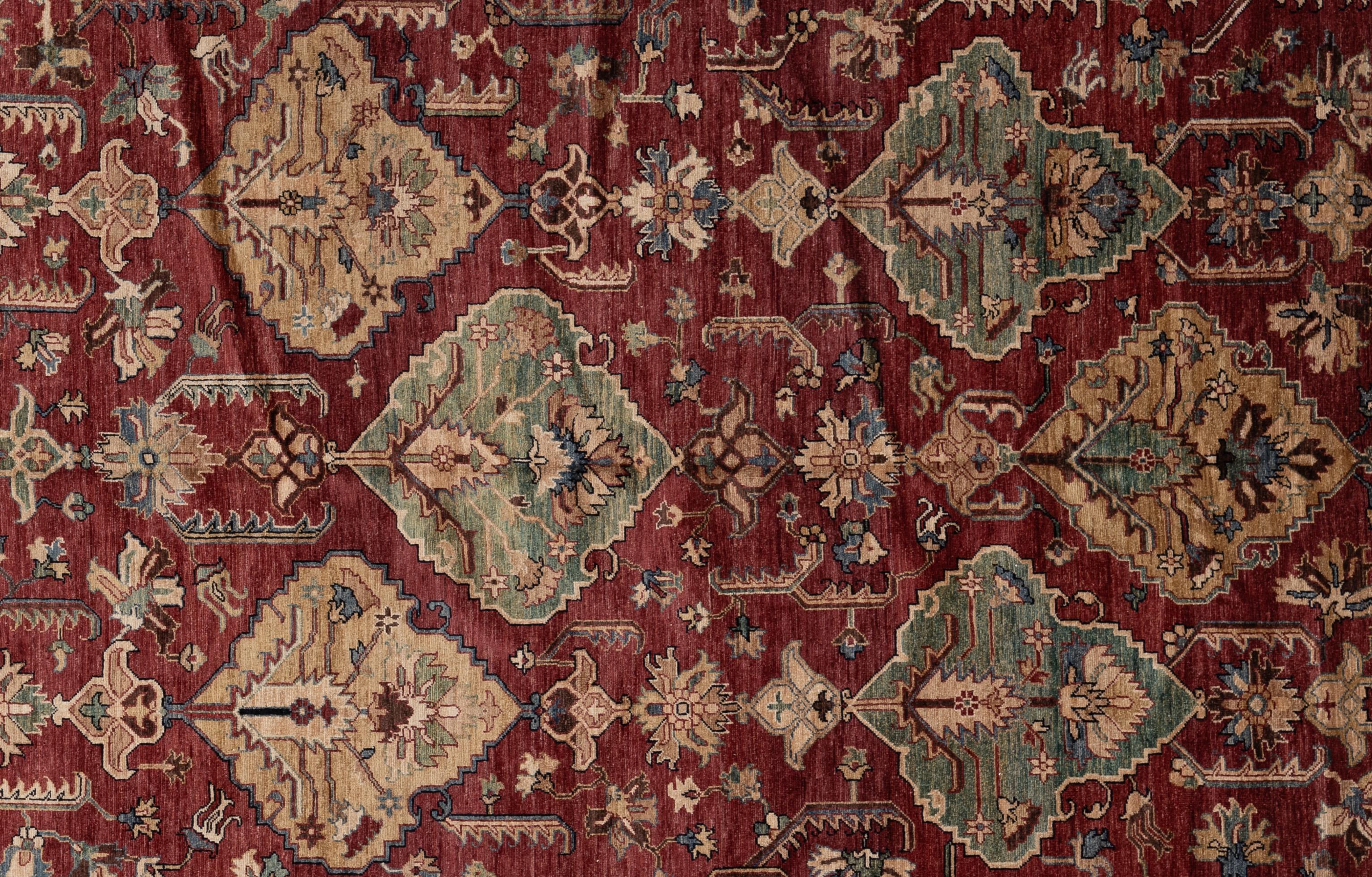 Offrez-vous une élégance intemporelle avec ce tapis Serapi exquis. Fabriqué à la main avec des motifs complexes et des teintes vibrantes, il respire la chaleur et la sophistication. Tissé à la main par des maîtres tisserands et composé à 100 % de