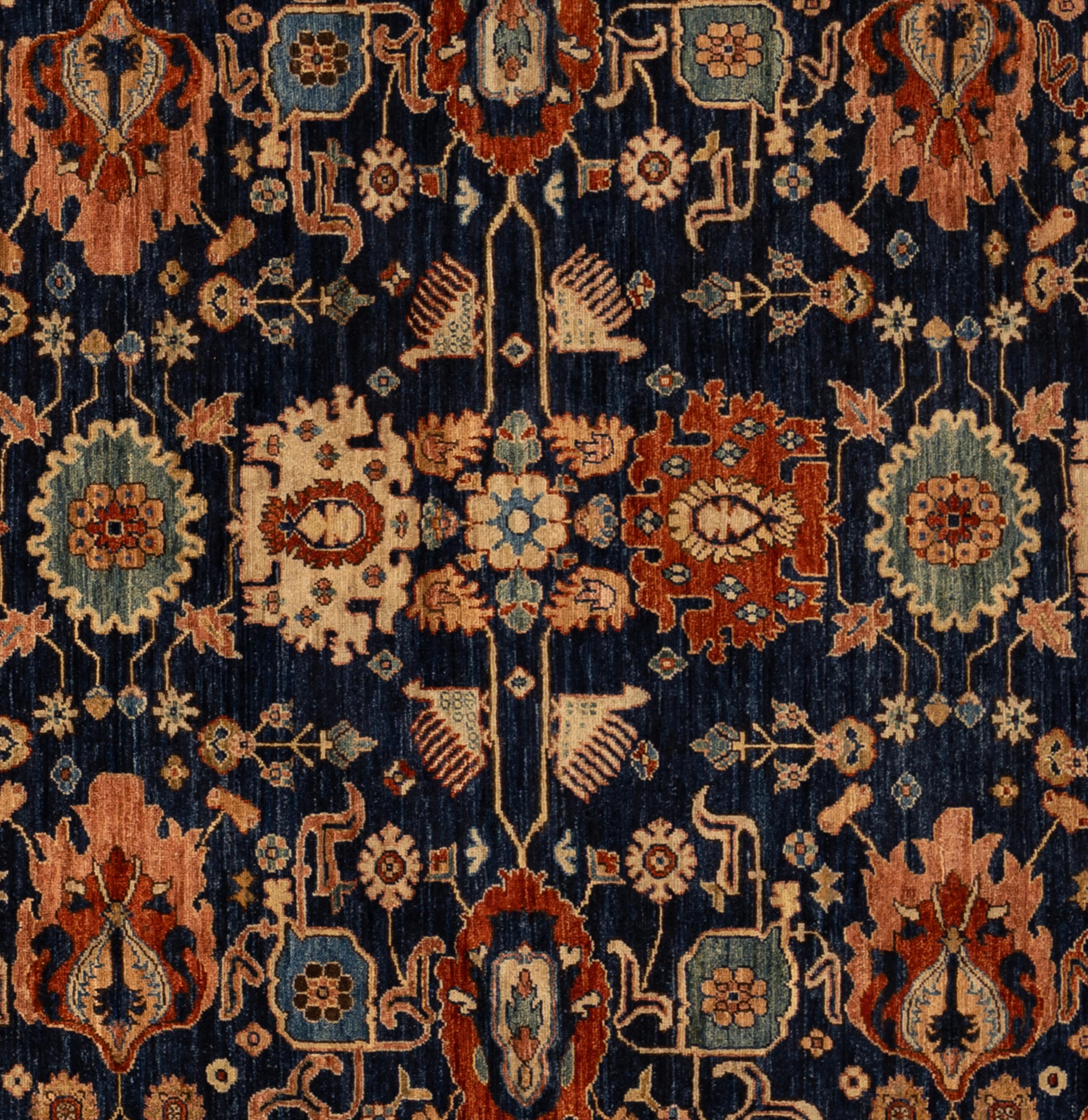 Concediti un'eleganza senza tempo con questo splendido tappeto Serapi. Realizzato a mano con motivi intricati e tonalità vivaci, emana calore e raffinatezza. Tessuta a mano da maestri tessitori e realizzata al 100% in lana, la sua consistenza
