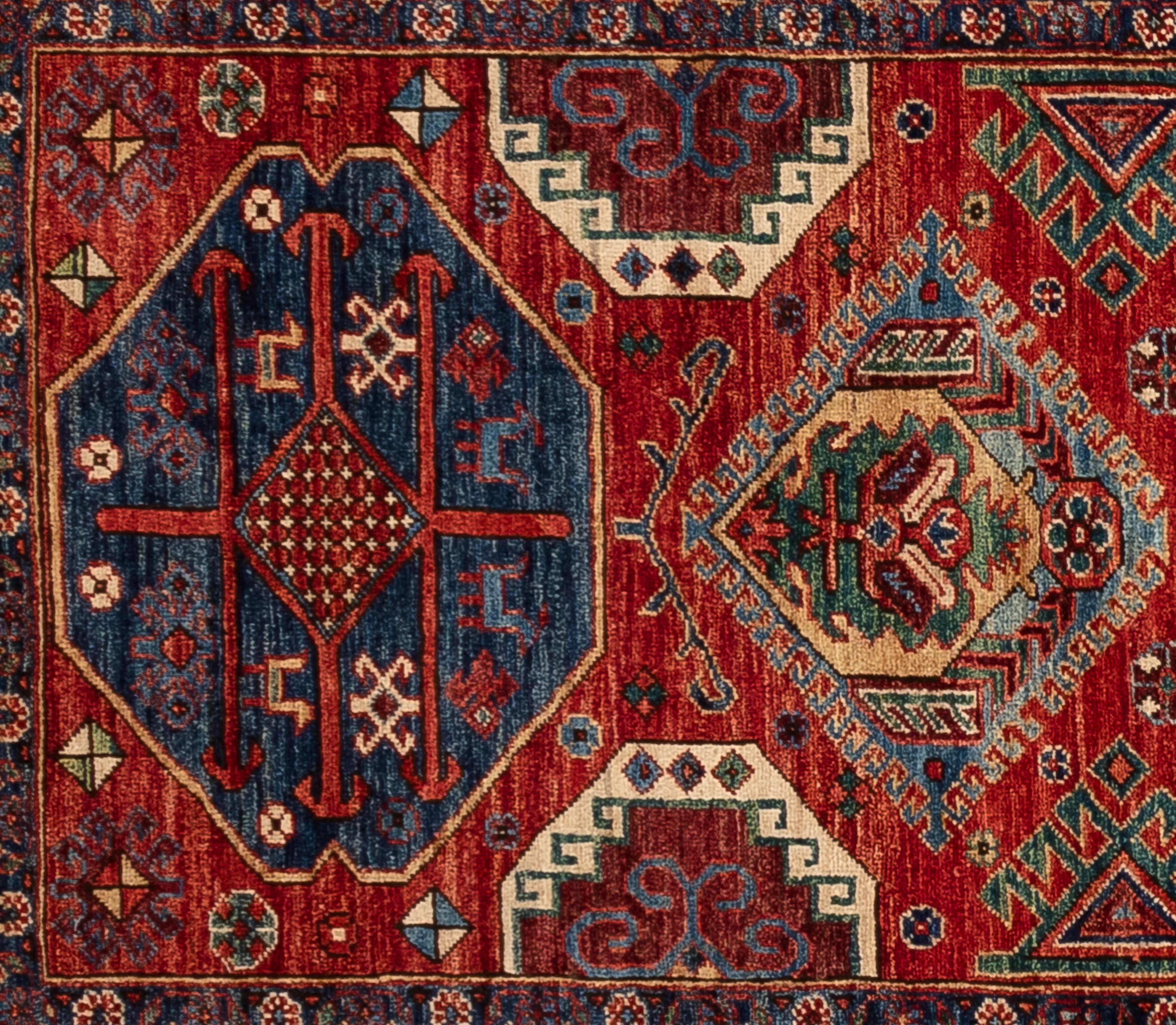 Tissé à la main par des maîtres tisserands et composé à 100 % de laine, ce chemin de table Serapi présente des médaillons géométriques au centre et une bordure florale. Avec un champ rubis et des variantes de bleu et de crème.
 
Taille - 2'8