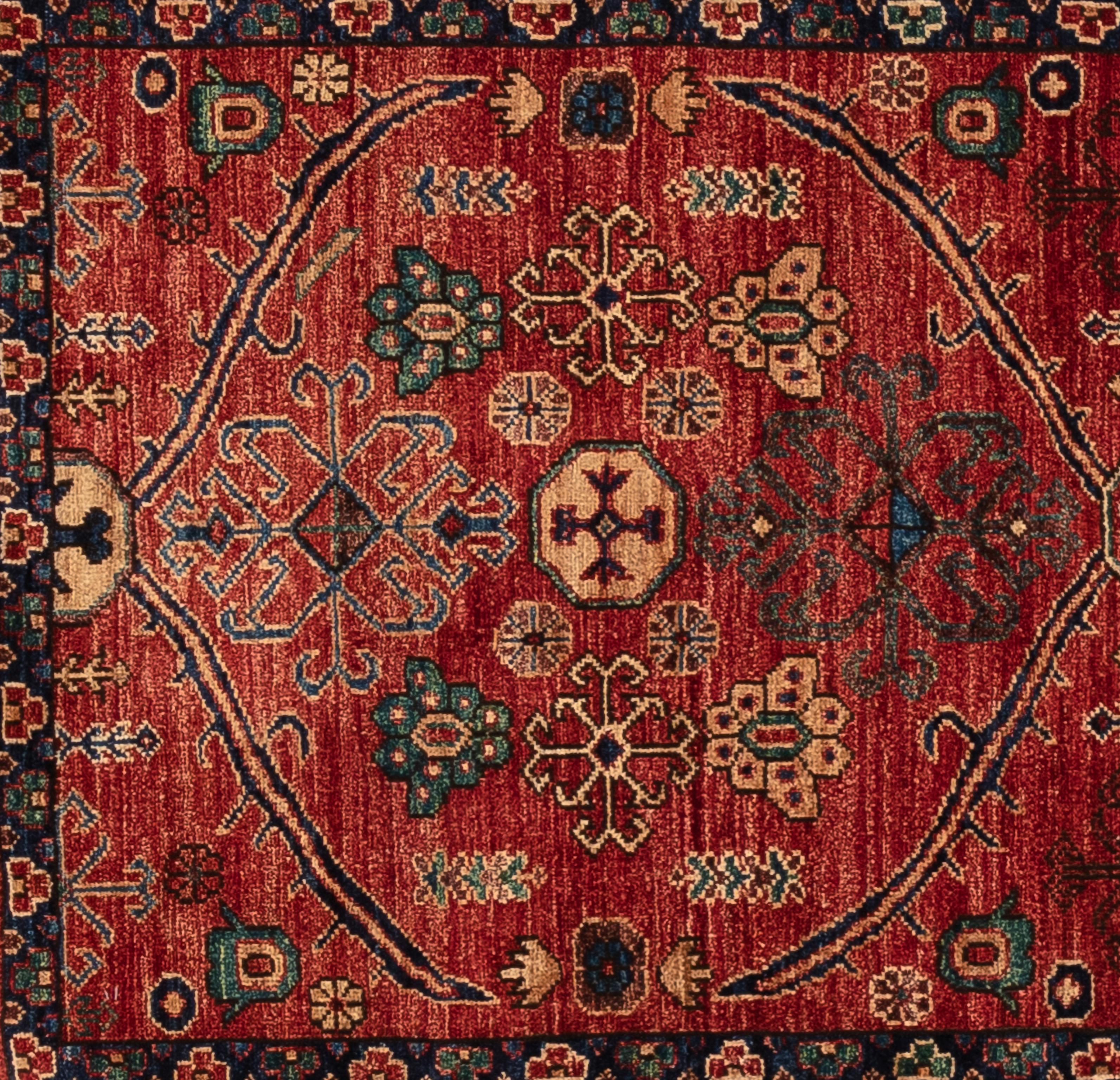 Tissé à la main par des maîtres tisserands et composé à 100 % de laine, ce chemin de table Serapi présente des médaillons géométriques au centre et une bordure florale. Avec un champ de rubis et des variantes de bleu et de crème  
 
Taille - 2'8