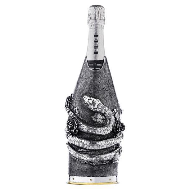 This Champagne K-Over is part of our Collection Work of Art.
Completely created in pure Silver 999/°°, chiseled and engraved by hand by our Artist Lorenzo Foglia.
The Artist blended the sinuous shape of the snake with the elegance of roses, in a