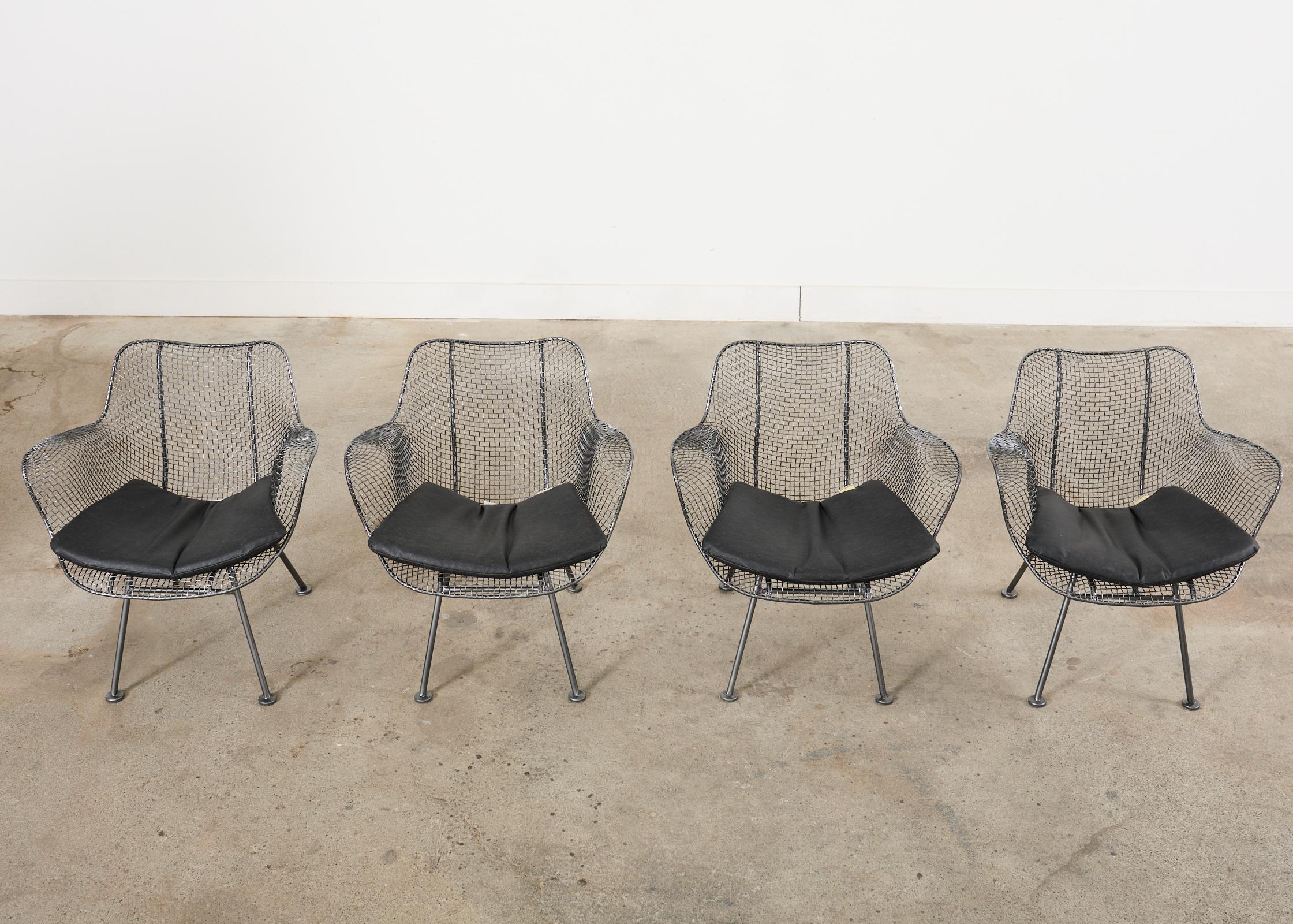 Siglo XXI Juego de cuatro sillones de comedor Woodard Sculptura Garden Estadounidense en venta