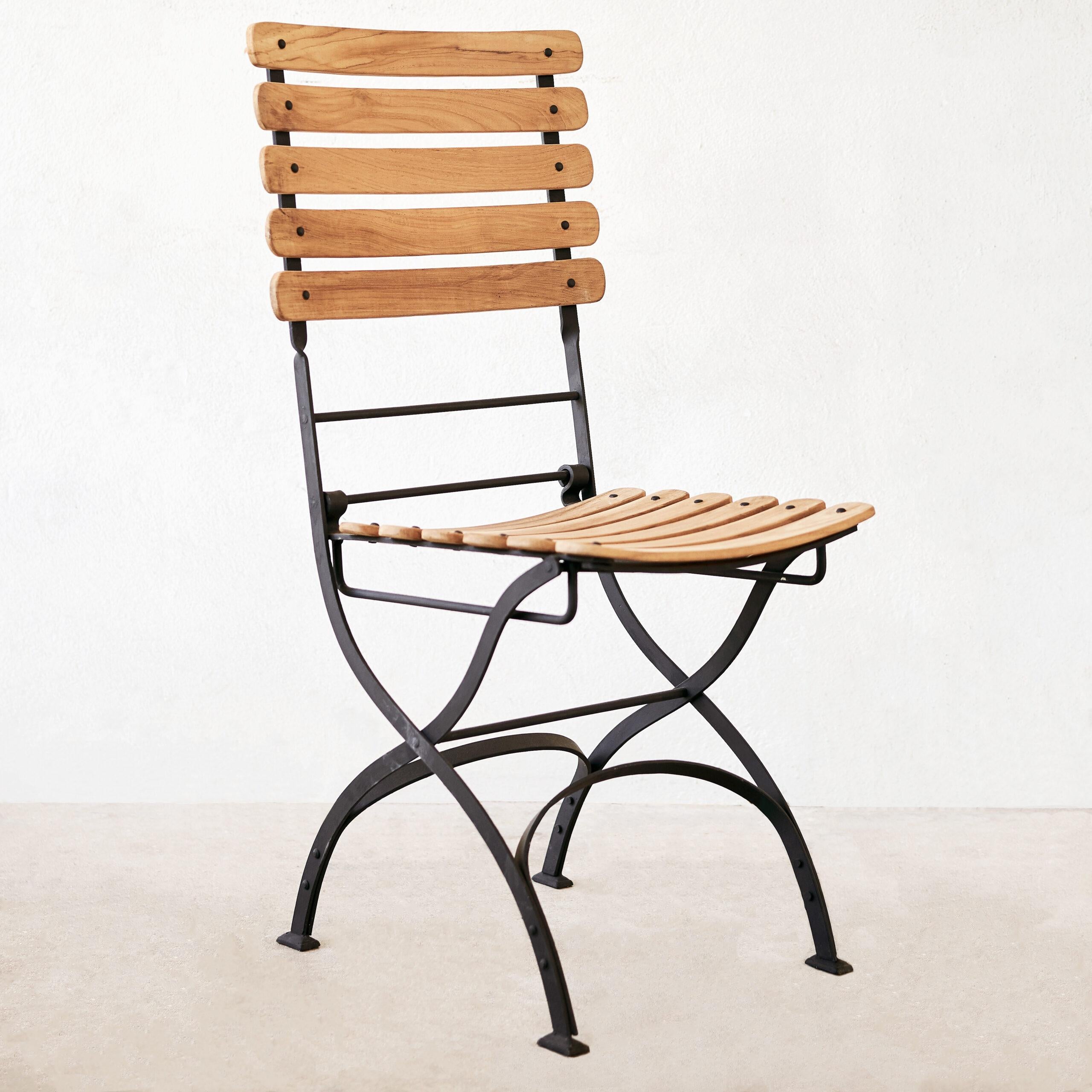 Un set di due sedie da bistrot francesi pieghevoli con listelli in teak e base in ferro galvanico. XXI secolo, Francia.