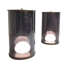 21° secolo, Set di due colonne luminose in ottone e plexiglass