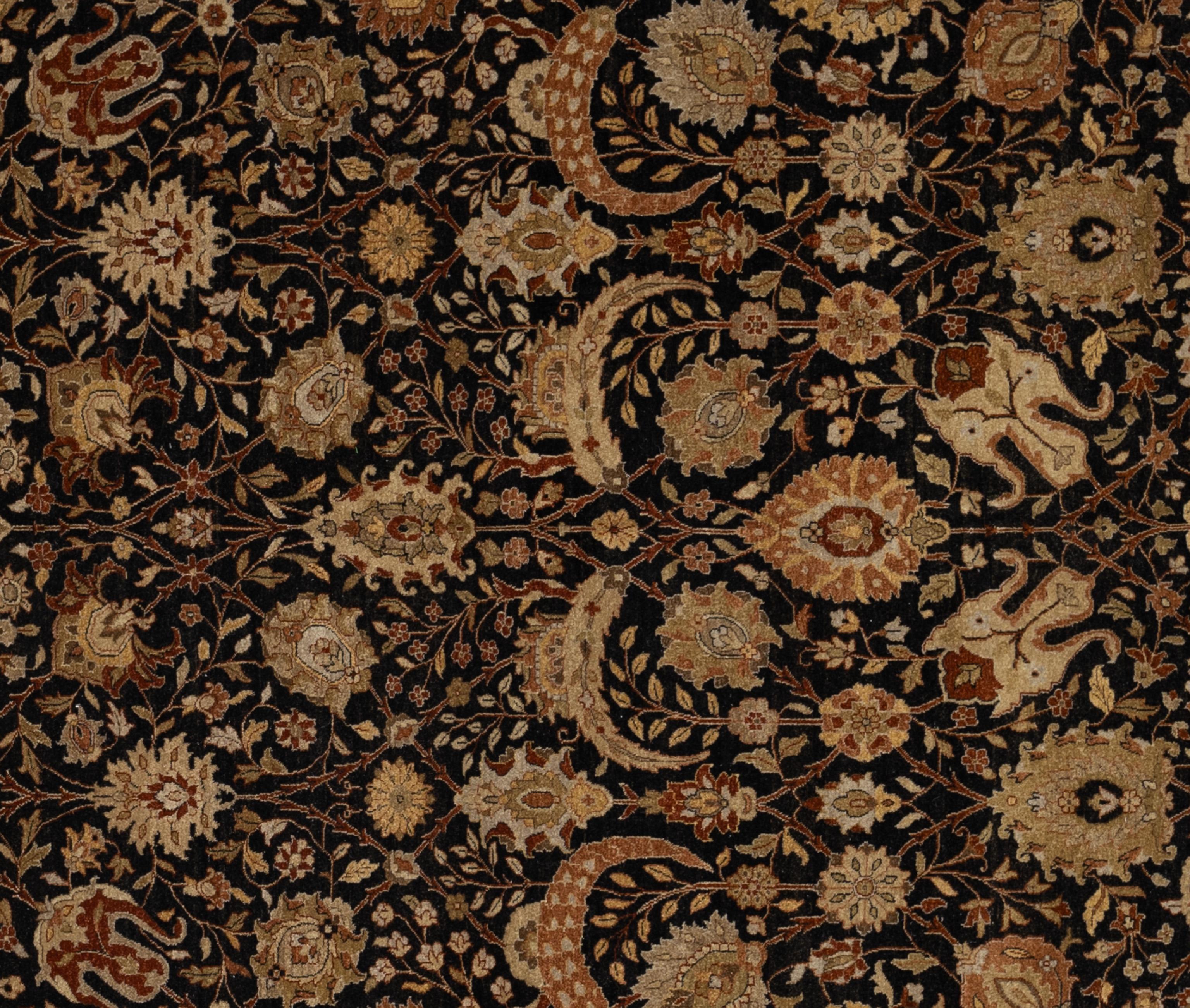 Una alfombra tradicional india Shahabas es un impresionante ejemplo de fina artesanía, que combina un intrincado diseño con una rica herencia cultural. Originarias de la región de Shahabas, en el norte de la India, estas alfombras son famosas por