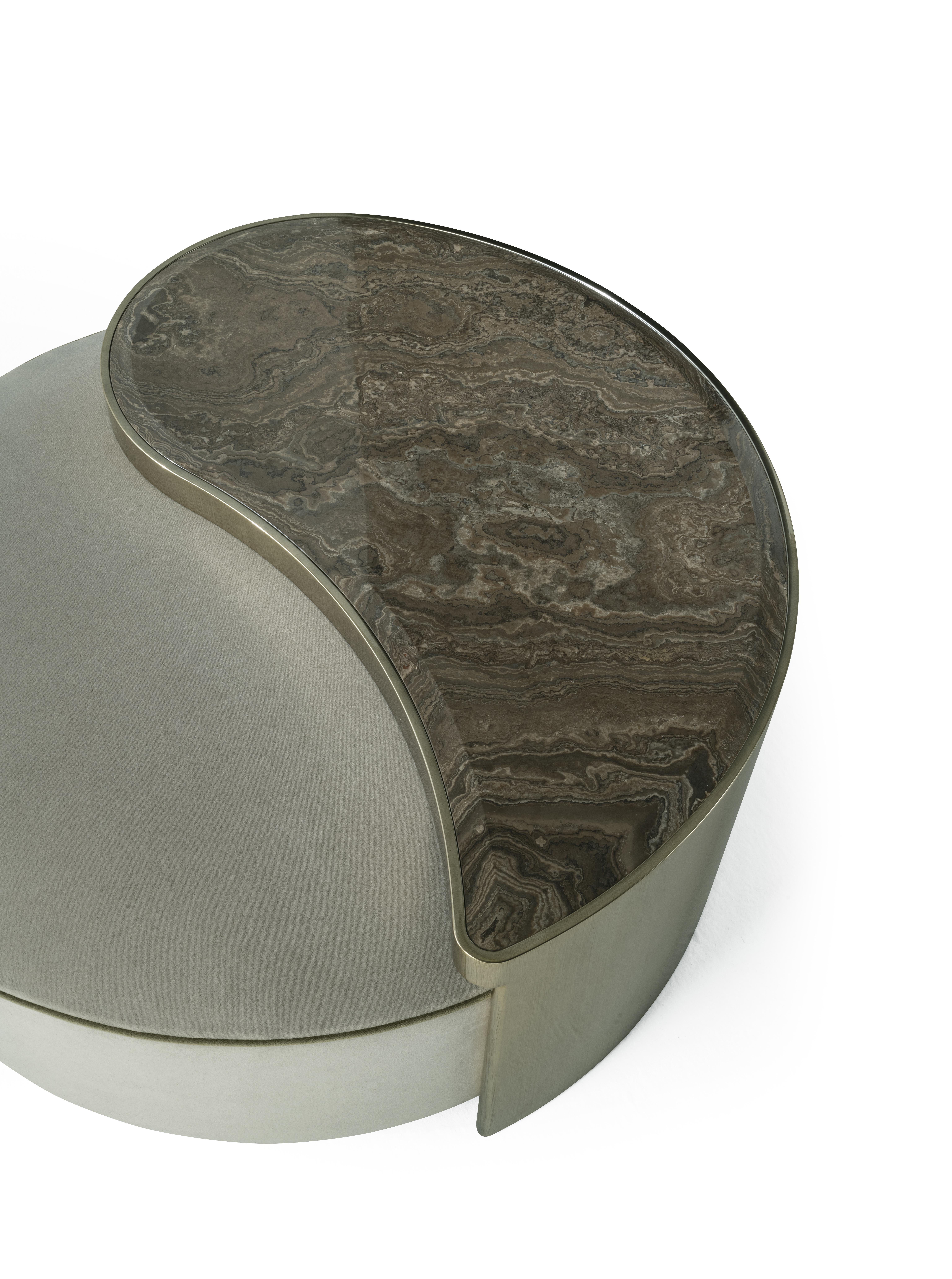 Sharp Pouf des 21. Jahrhunderts mit Tisch aus Metall und Samt von Etro Home Interiors (Moderne) im Angebot