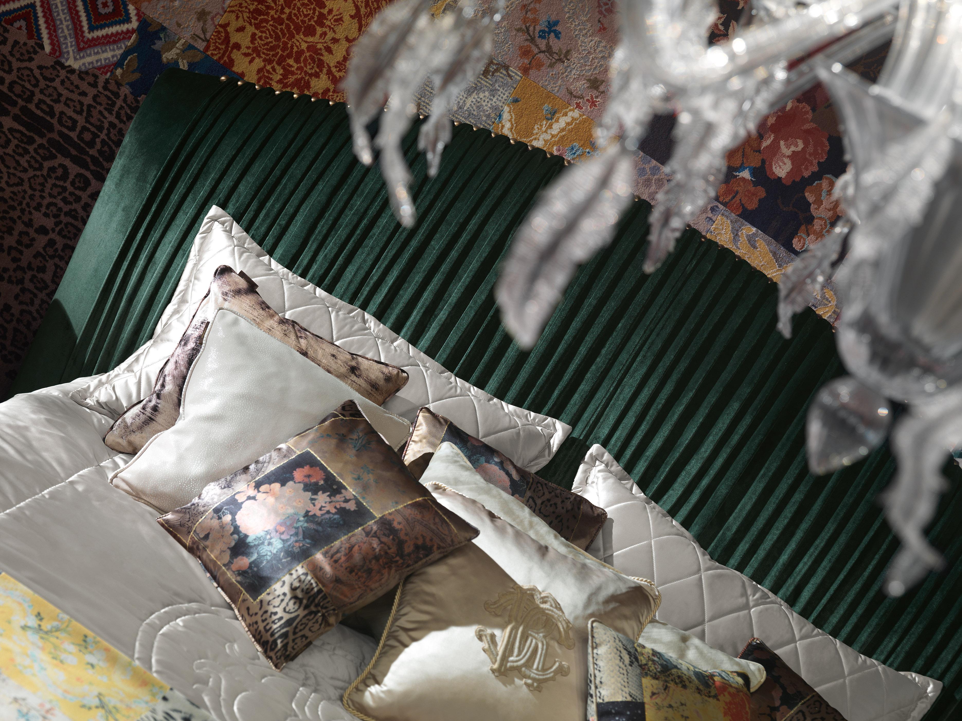 Italian 21st Century Sharpei Bed in Green Velvet by Roberto Cavalli Home Interiors For Sale