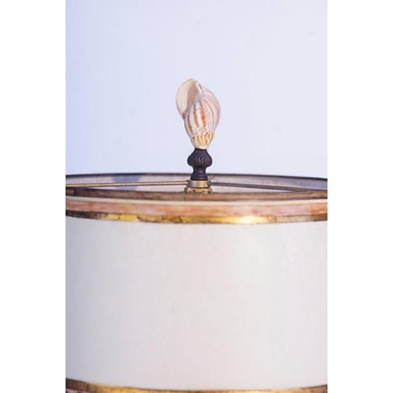 Lampade di Murano e conchiglie.   Sfumature di pergamena dipinte a mano su misura.  