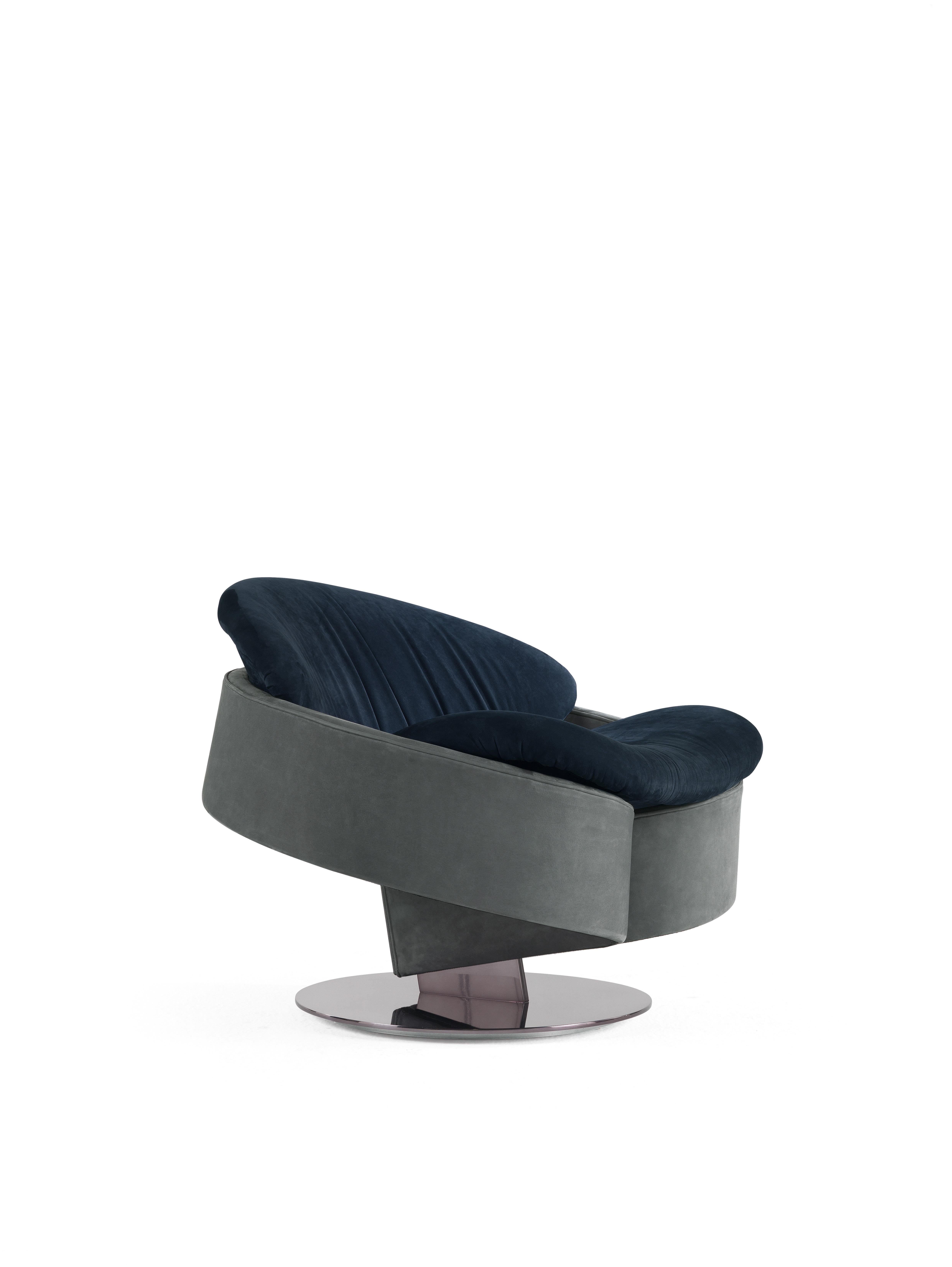 Presentado por primera vez en el Salón del Mueble 2018, el sillón Sherlock se propone en la colección 2019 con tapicería de piel y base giratoria con acabado cromado negro. Caracterizado por una base de acero con un único elemento vertical central