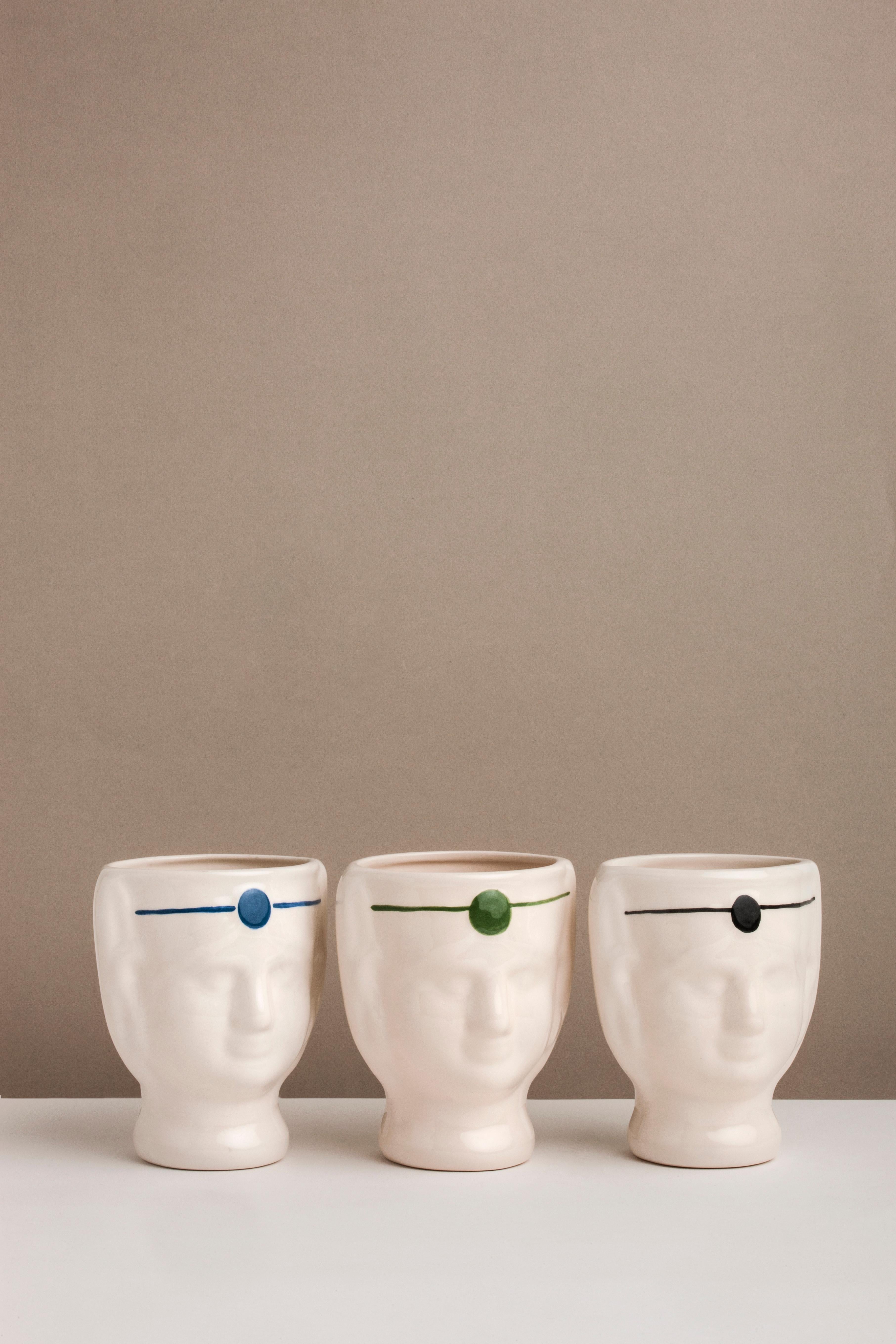 Collezione Caltagirone. Iconico vaso siciliano made in Italy. L'A.A. Moore in ceramica è un prodotto dal design tipicamente italiano e made in Italy. È fatto e decorato a mano.
Li puoi vedere su balconi e terrazze, all'ingresso delle case, come