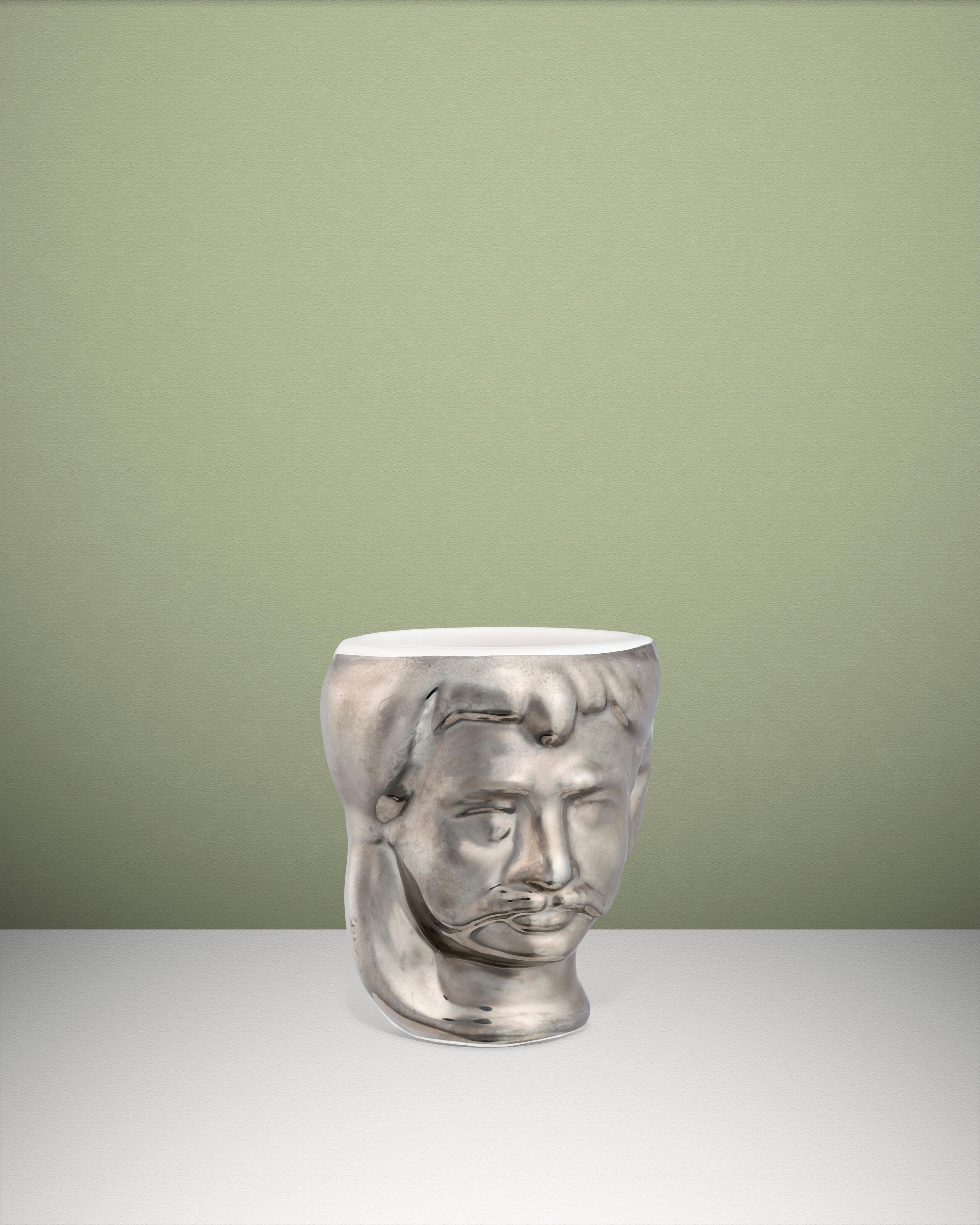 Collection Caltagirone. Vase sicilien iconique fabriqué en Italie. La Tête de Maure en céramique est le produit typiquement sicilien au design Made in Italy, des récipients en céramique parfaits pour les fleurs et les aromates.
En attendant le bus,