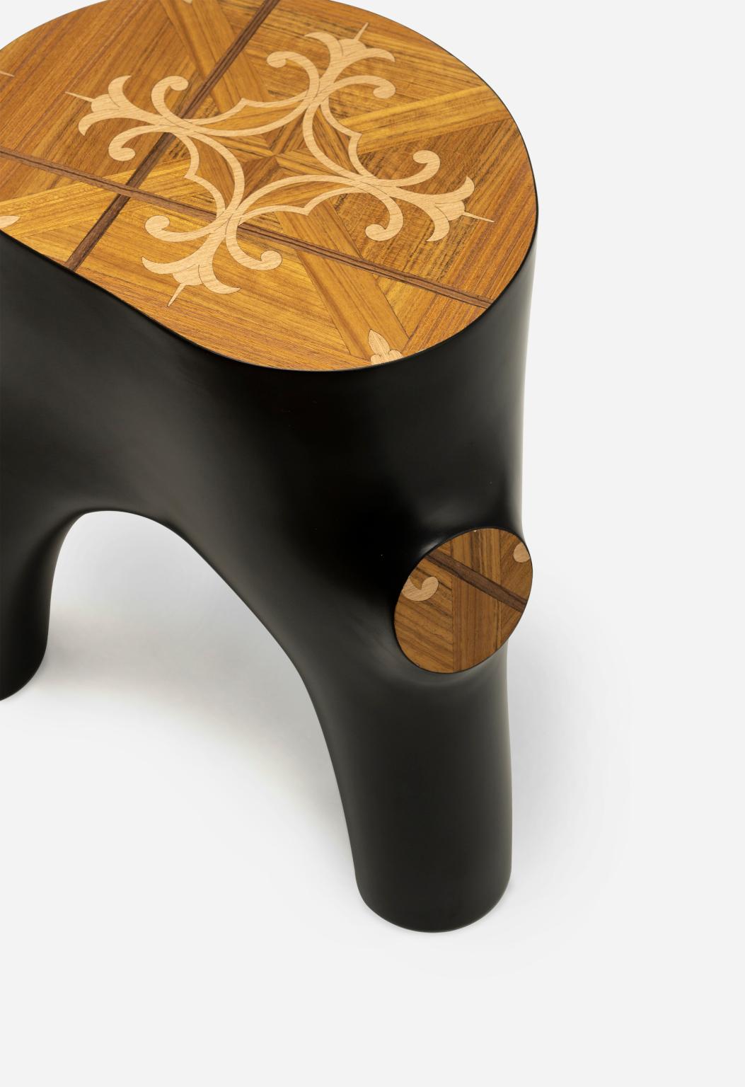 Souche
Stump è uno tavolino o sgabello che imita le forme organiche dei ceppi di legno e delle
loro radici. Le piano, conçu avec des motifs florentins, a été réalisé selon diverses techniques
di legno.
Stump est une table d'appoint ou un