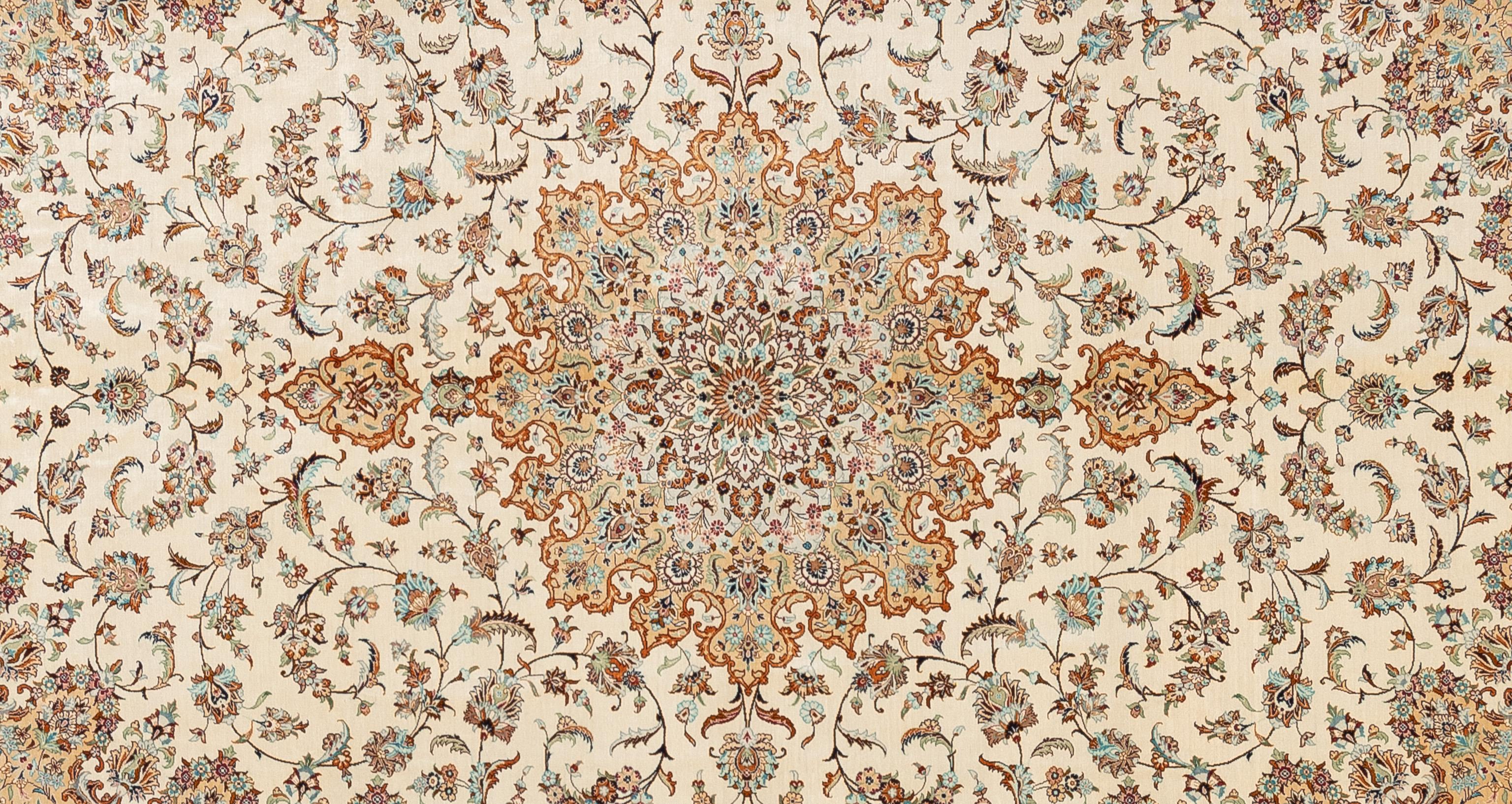 Entra nel regno del lusso moderno con questo tappeto persiano Tabriz, una fusione di arte e innovazione. Progettato con linee pulite e audaci motivi geometrici, aggiunge un tocco di raffinatezza a qualsiasi spazio. Realizzata con materiali di alta