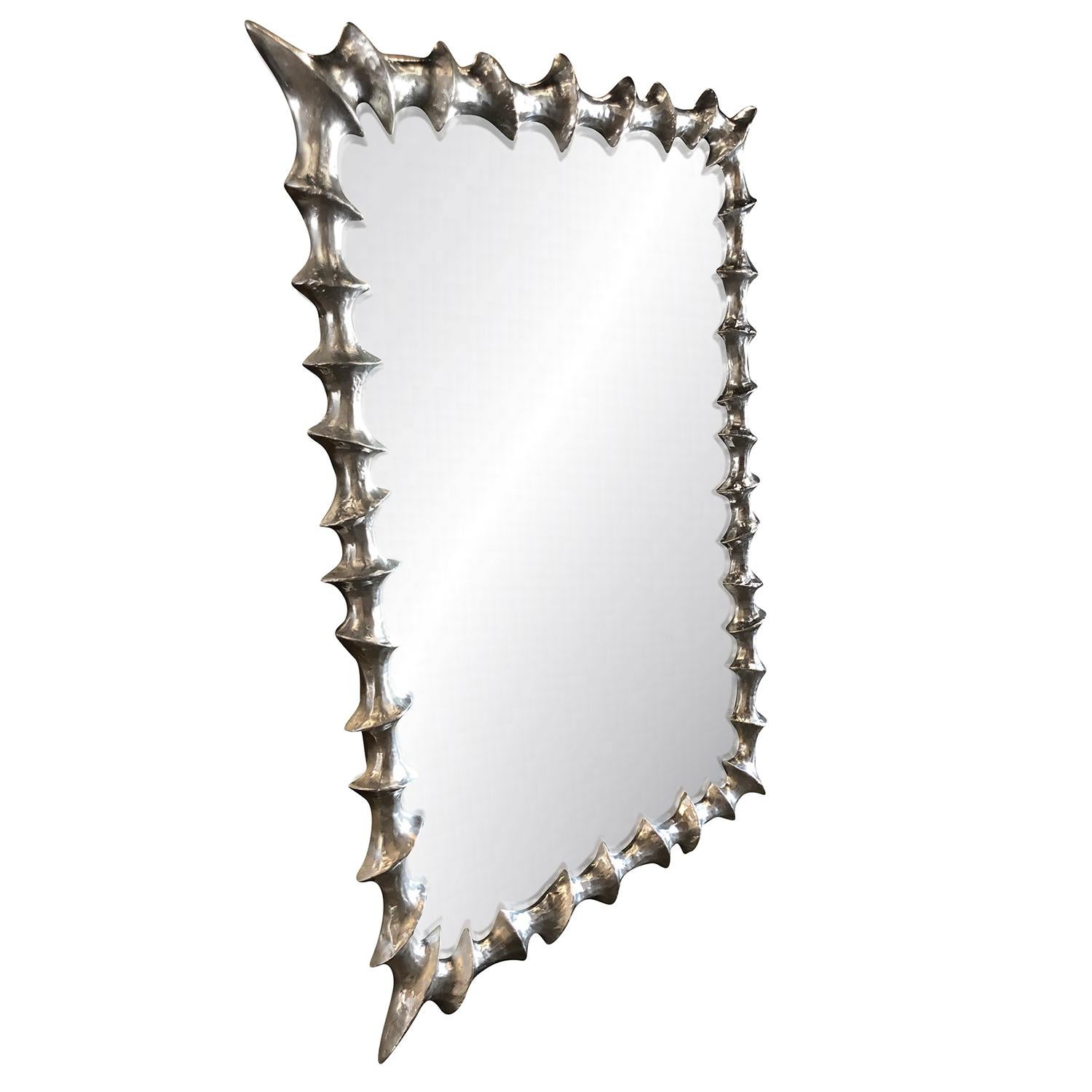 Grand miroir rectangulaire avec un cadre en métal argenté très décoratif et lourd, pour un usage intérieur uniquement. Prov. France.