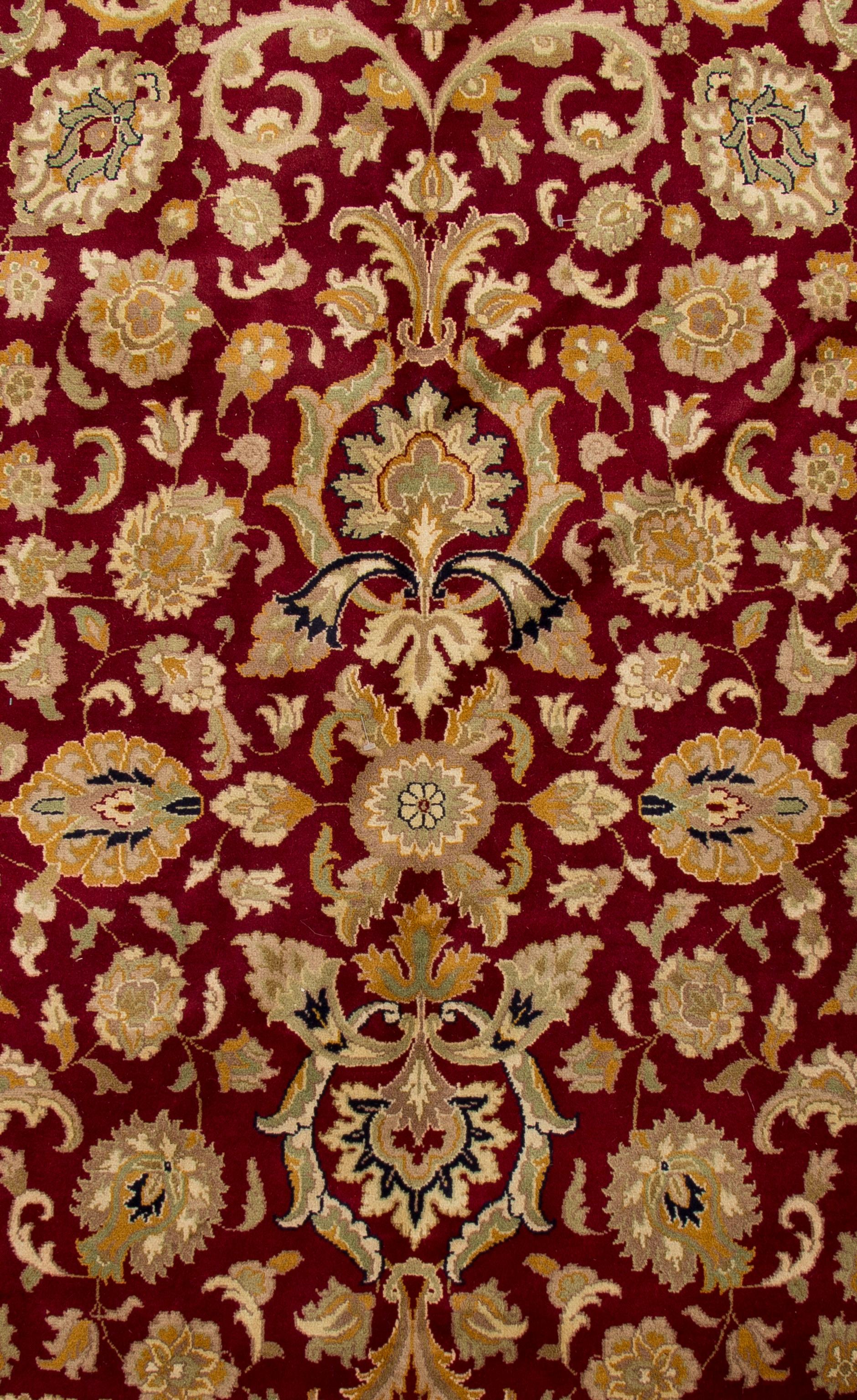 Ce tapis présente un dessin sur toute sa surface, basé sur un motif répété. Cela lui donne un sentiment d'équilibre et d'élégance avec sa couleur riche et vibrante, ajoutant une touche formelle et sophistiquée à tout design de pièce traditionnel.