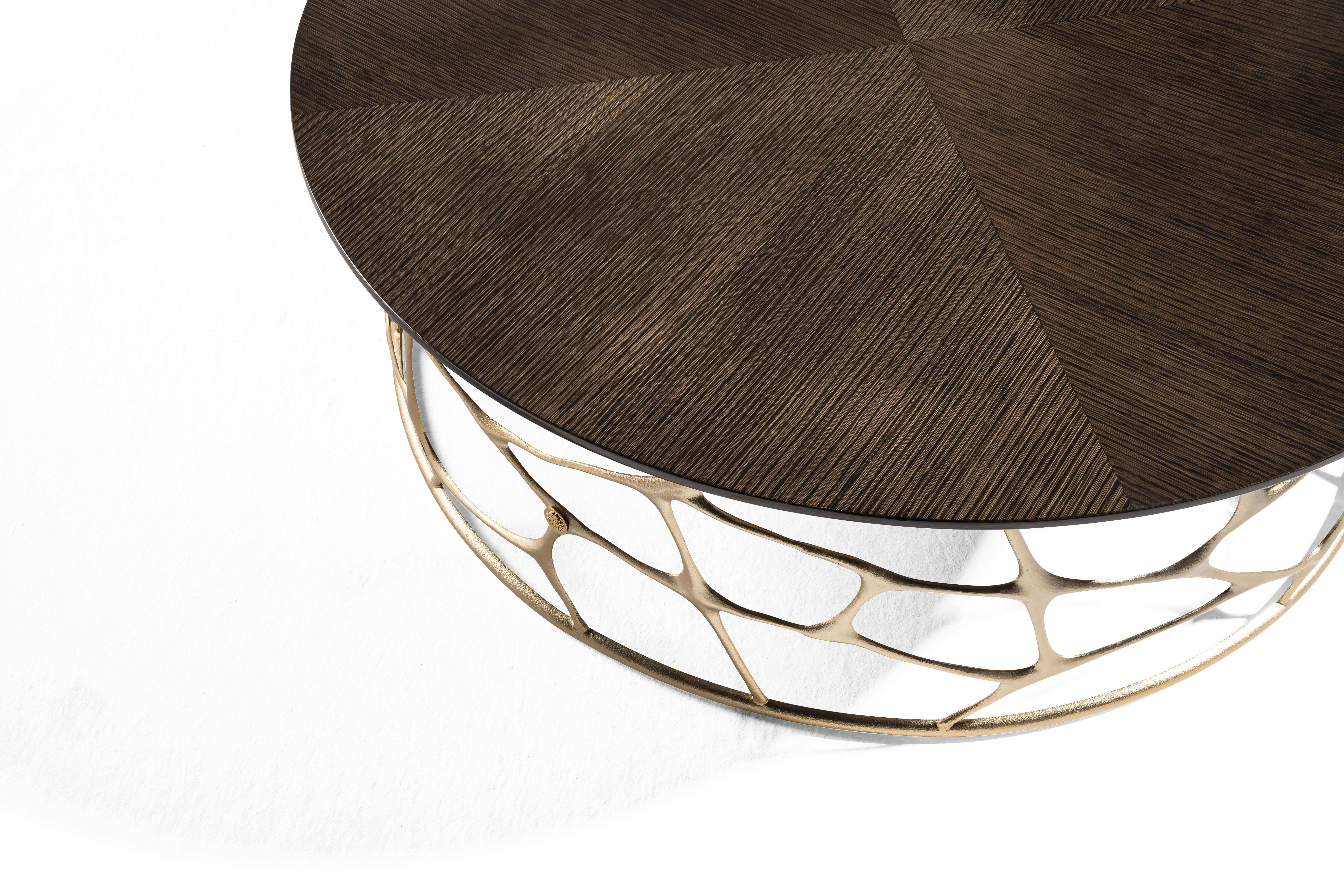 Der kleine Tisch Sioraf mit seiner eleganten Marmorplatte aus Bambus in einem originellen Grünton verfügt über ein spezielles Untergestell aus handgefertigtem Messingguss, das von Hand gemeißelt und vergoldet wurde. Ein wertvolles Möbelstück, das
