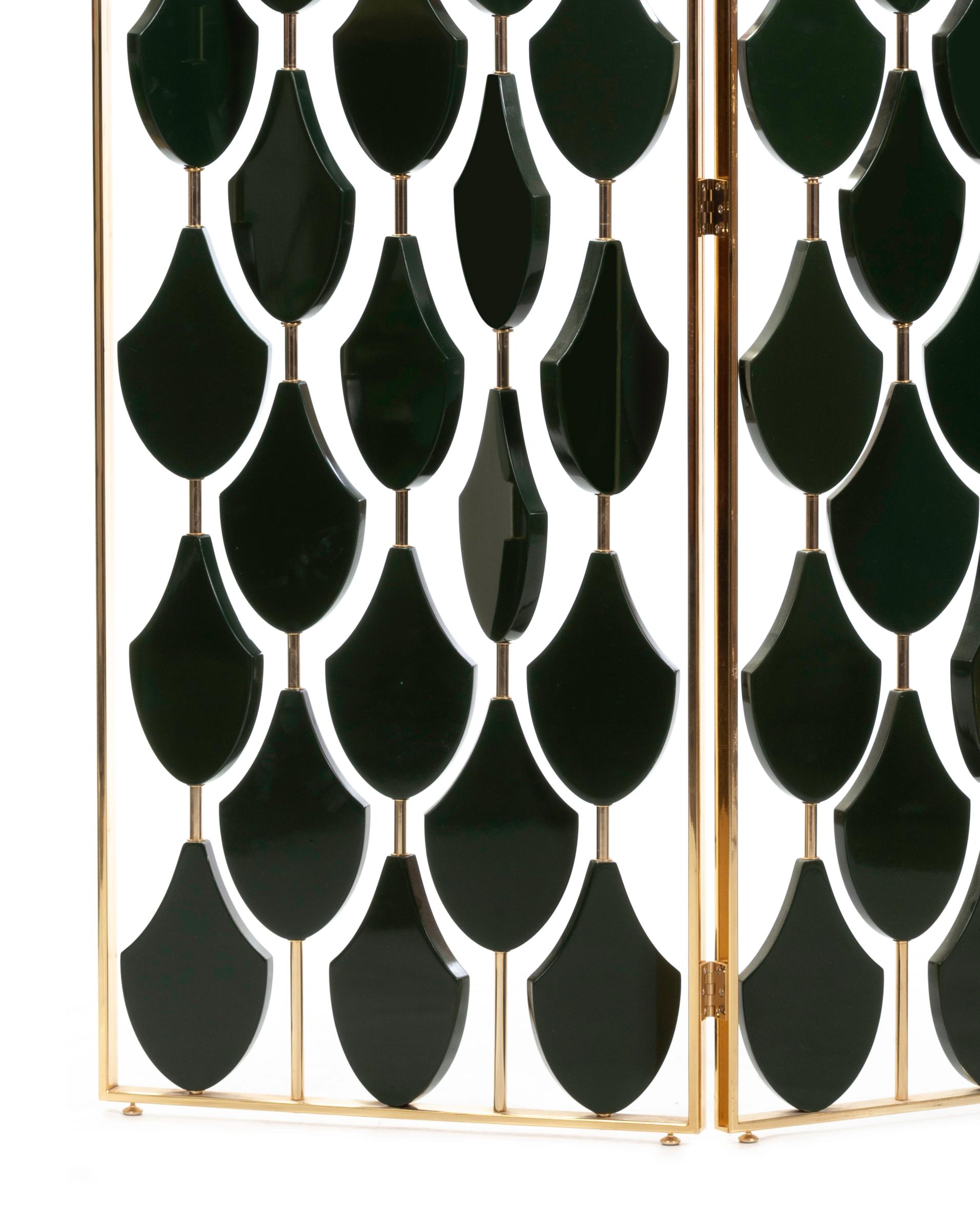 Inspired by Art Deco atmospheres, the Siren screen enchants with its sinuous shapes. The green lacquered wooden elements are inspired by the skin of a sea creature, a mermaid that will enhance your home. 

Features:
Room divider with a 24 ct